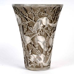 1934 Rene Lalique Vase Senart Eichhörnchen Glas mit grauer Patina