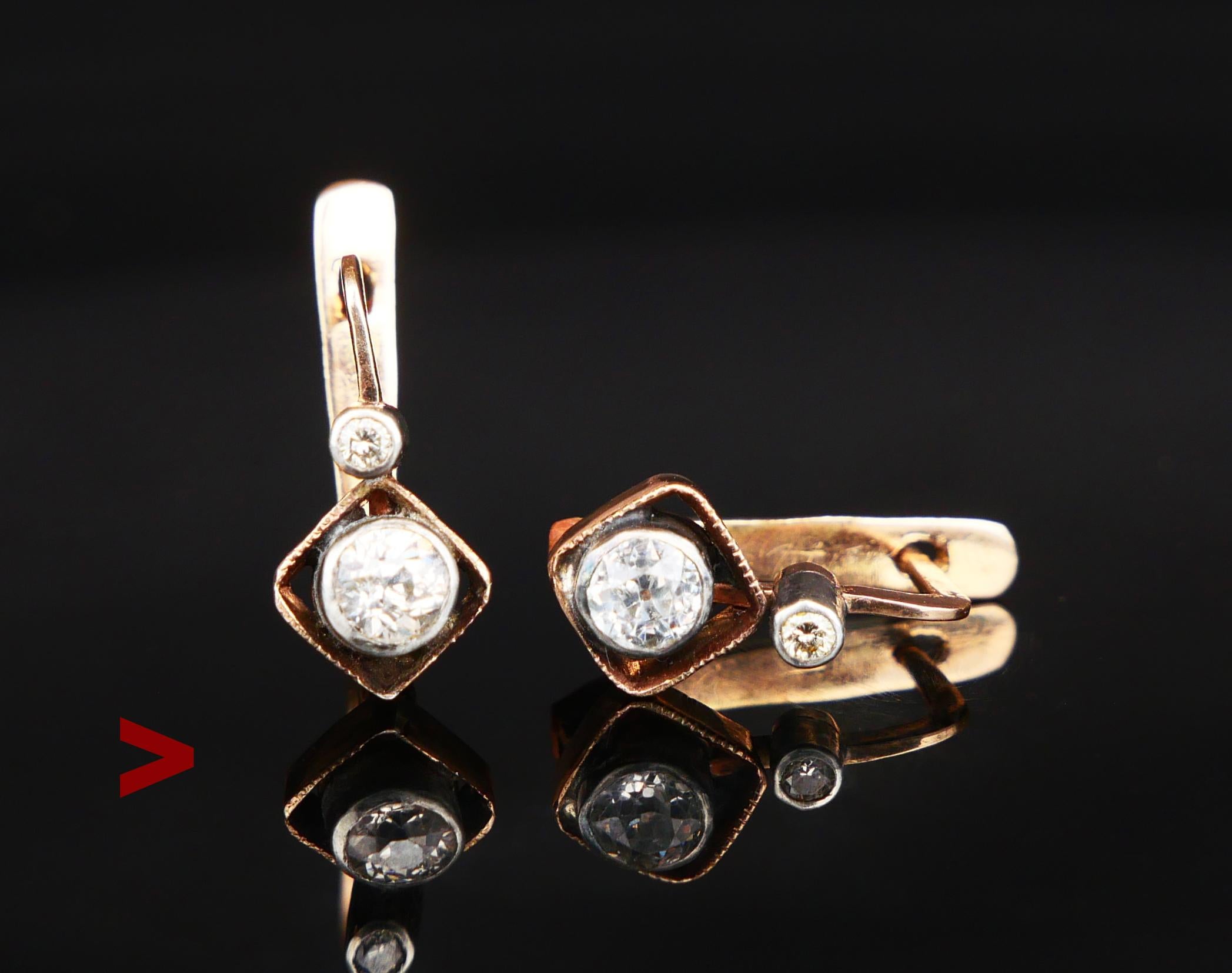 Un paio di orecchini Huggies di epoca sovietica in oro rosa massiccio 14 carati con rivestimento in argento e diamanti di taglio europeo antico.  Ø 4 mm /ca. 0,28 ct ciascuno e due minori Ø1,75ct / 0,025ct ciascuno. Peso totale circa 0,6ctw.  Colore