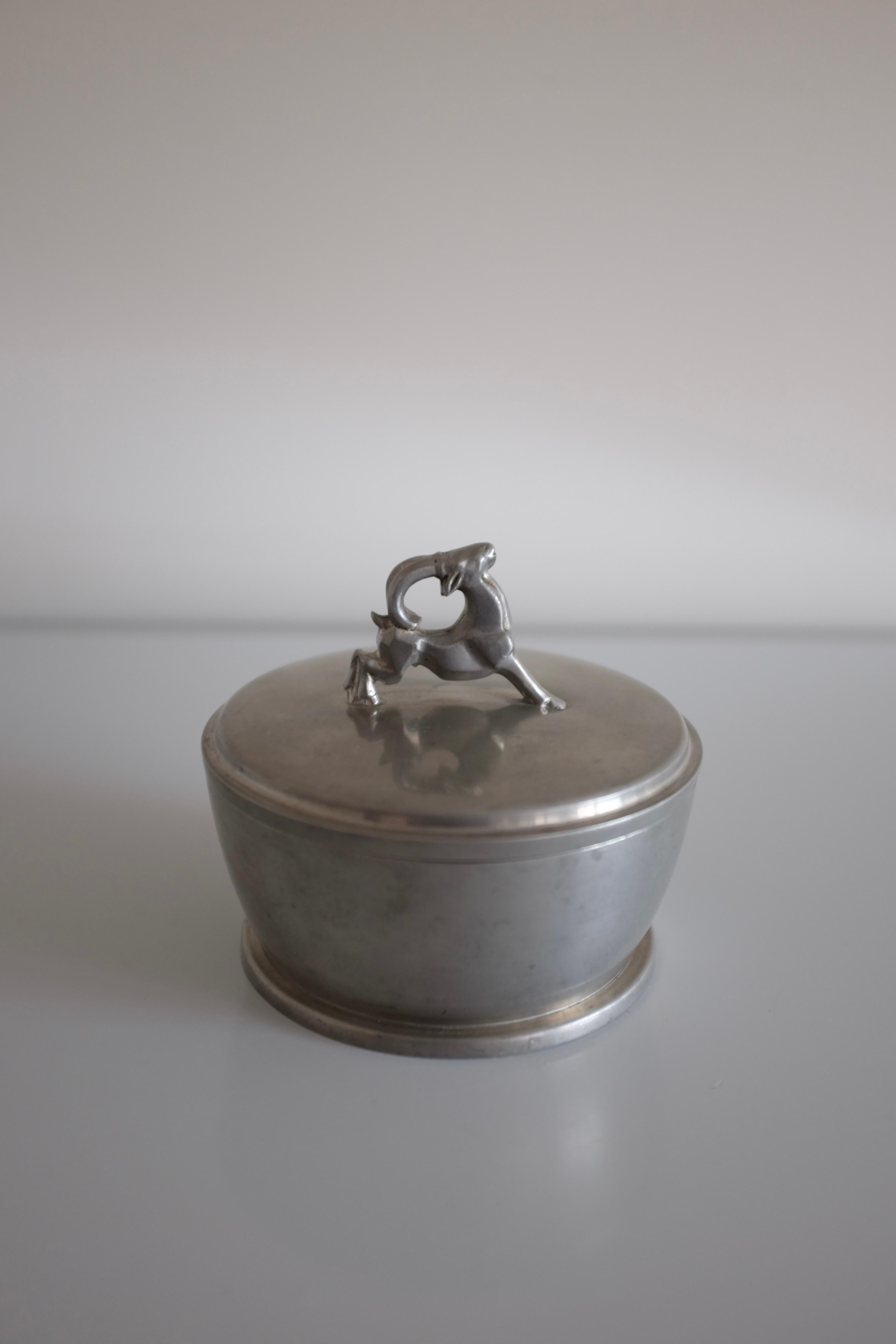 Bellissimo vaso in peltro svedese del 1934 di Harald Linder. Il coperchio ha un animale decorativo sulla parte superiore e il signatur del produttore si trova sotto la parte inferiore. Nel complesso è in ottime condizioni, con un'usura adeguata