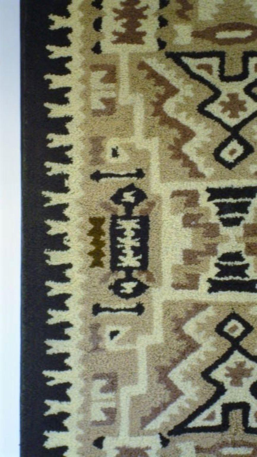 Amerikanischer handgehäkelter Teppich mit indianischem Muster auf einem Spannrahmen, der auf schwarzem Leinen genäht ist. Wunderschönes geometrisches Muster, guter Zustand. Kommt im mittleren Westen vor.