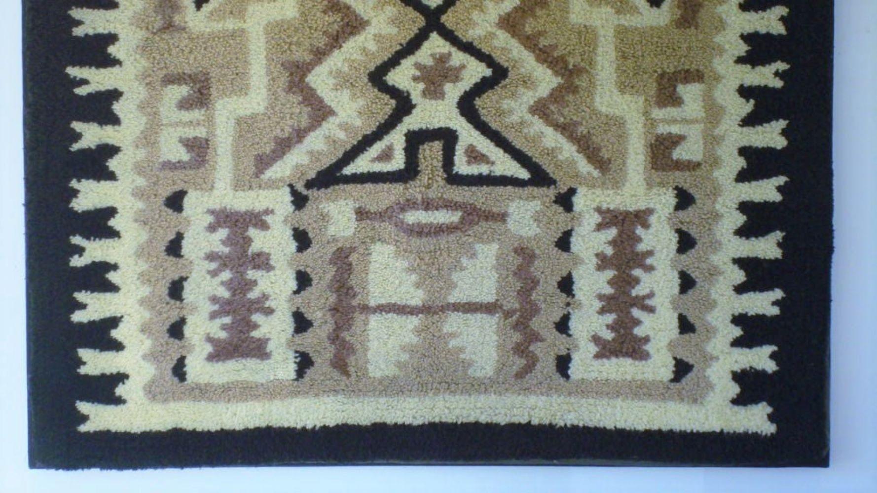 1935-1940 Mounted American Hand-Hooked Rug with Indian Pattern Design In Excellent Condition For Sale In Los Angeles, CA