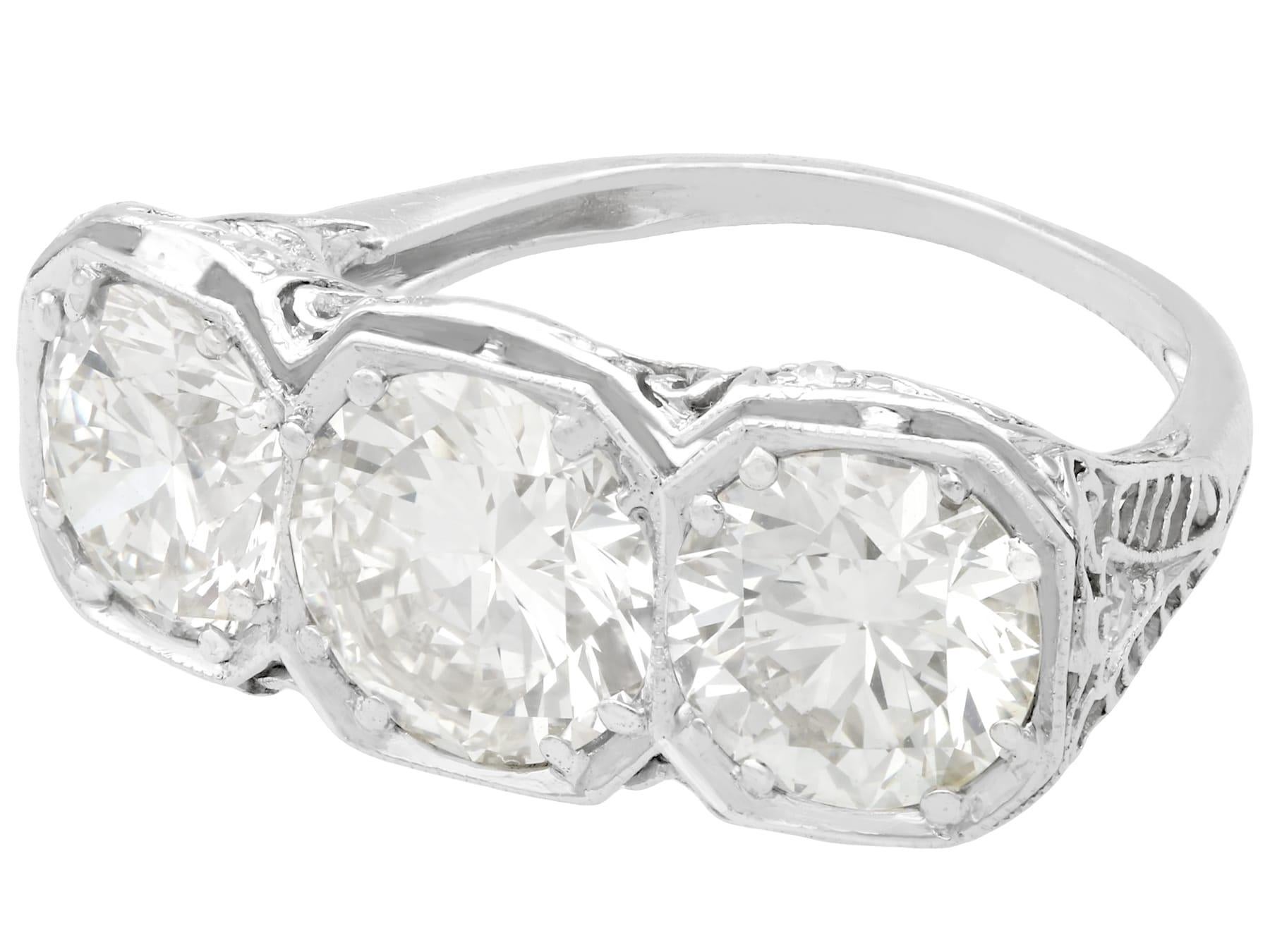 Antiker Trilogy-Ring aus Platin mit 4,75 Karat Diamanten, um 1935 im Zustand „Hervorragend“ im Angebot in Jesmond, Newcastle Upon Tyne