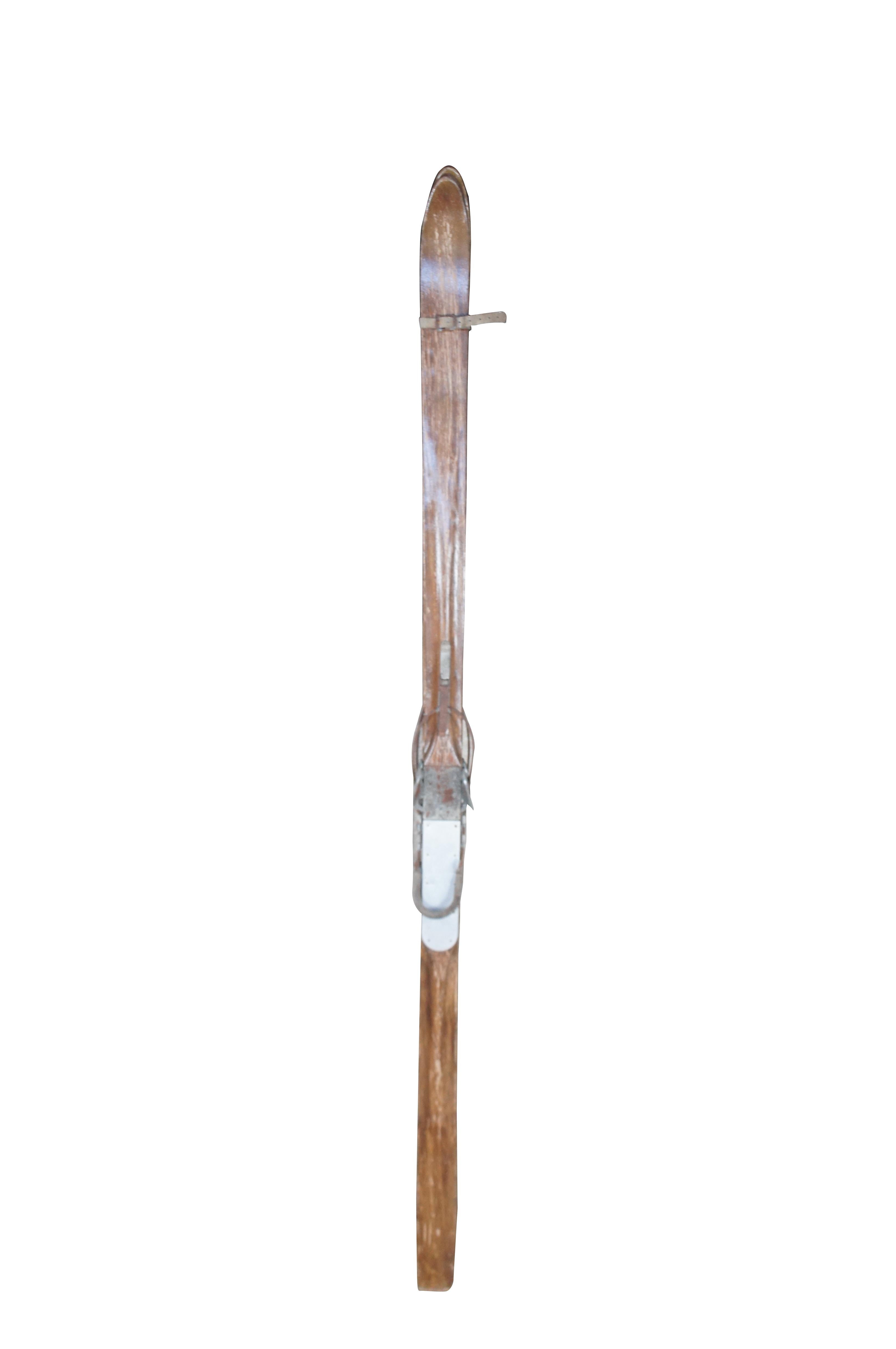 Antichi sci da neve in legno dei primi anni dell'America.  Realizzato in Oak Oak dalla forma tradizionale con rilegature in metallo.  Circa 1935.

78