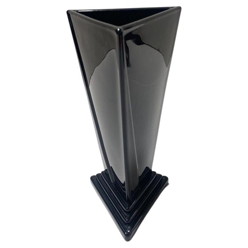 1935 Art Deco New Martinsville Ebony Onyx Black Triangular Vase en vente