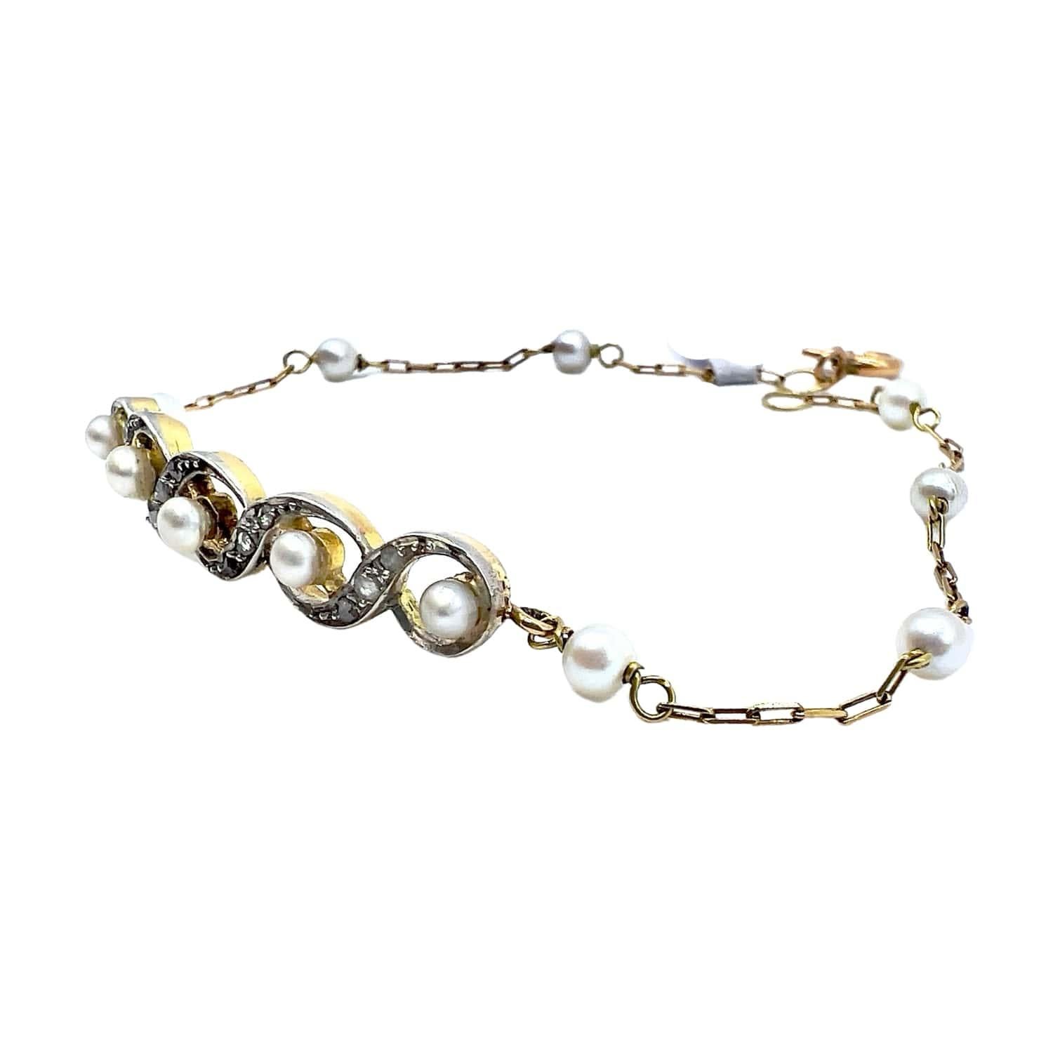 Rehaussez votre tenue avec ce bracelet exquis de style Art déco datant de 1935. Réalisée en or jaune 18 carats et en platine 950 kts, elle est ornée d'une perle brillante et de diamants étincelants. Les diamants taillés en rose ou bruts totalisent
