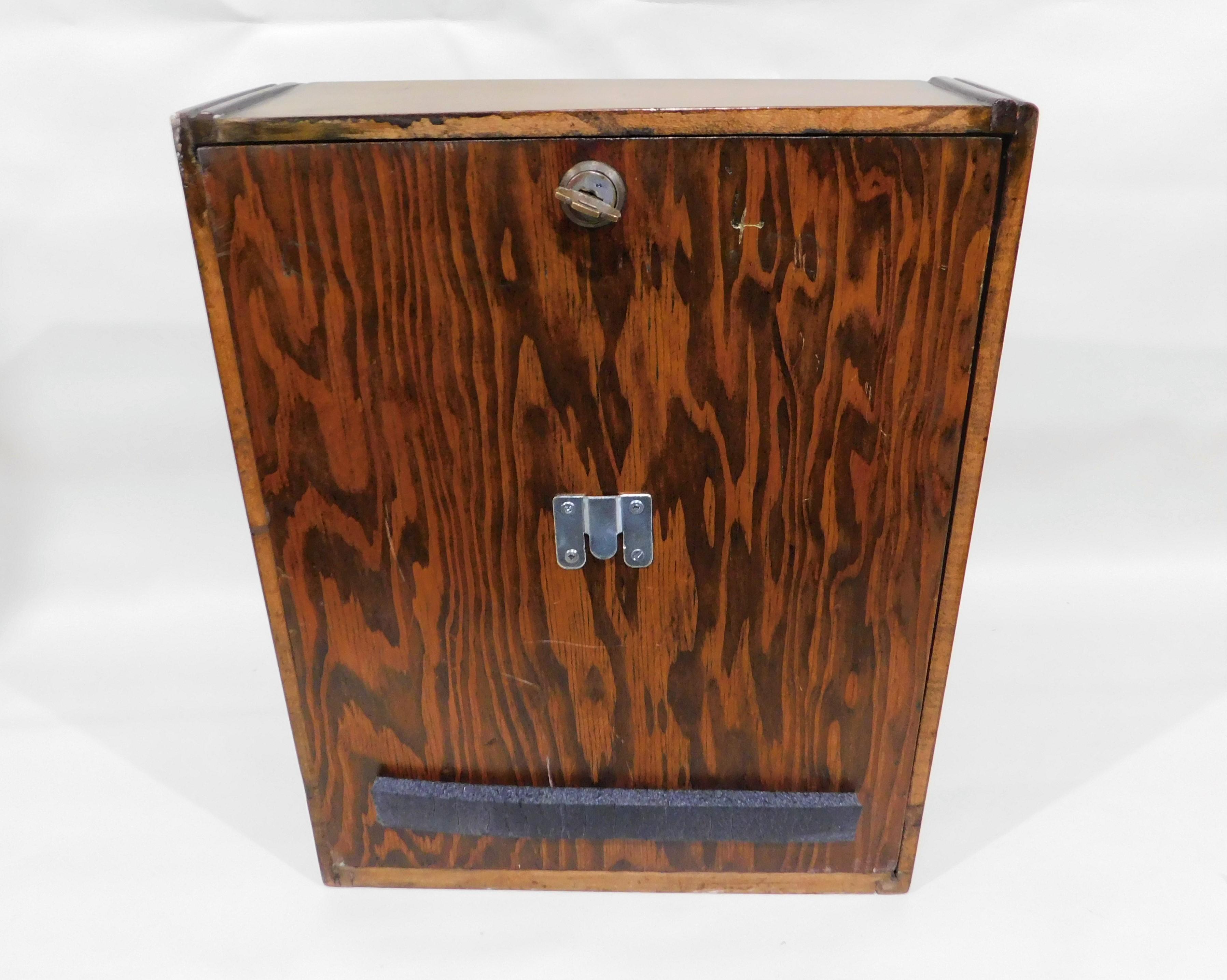 Joueur de football avec pièce de monnaie «cker and Catcher » opérant en 1935 par Baker Co. U.S.A. 4
