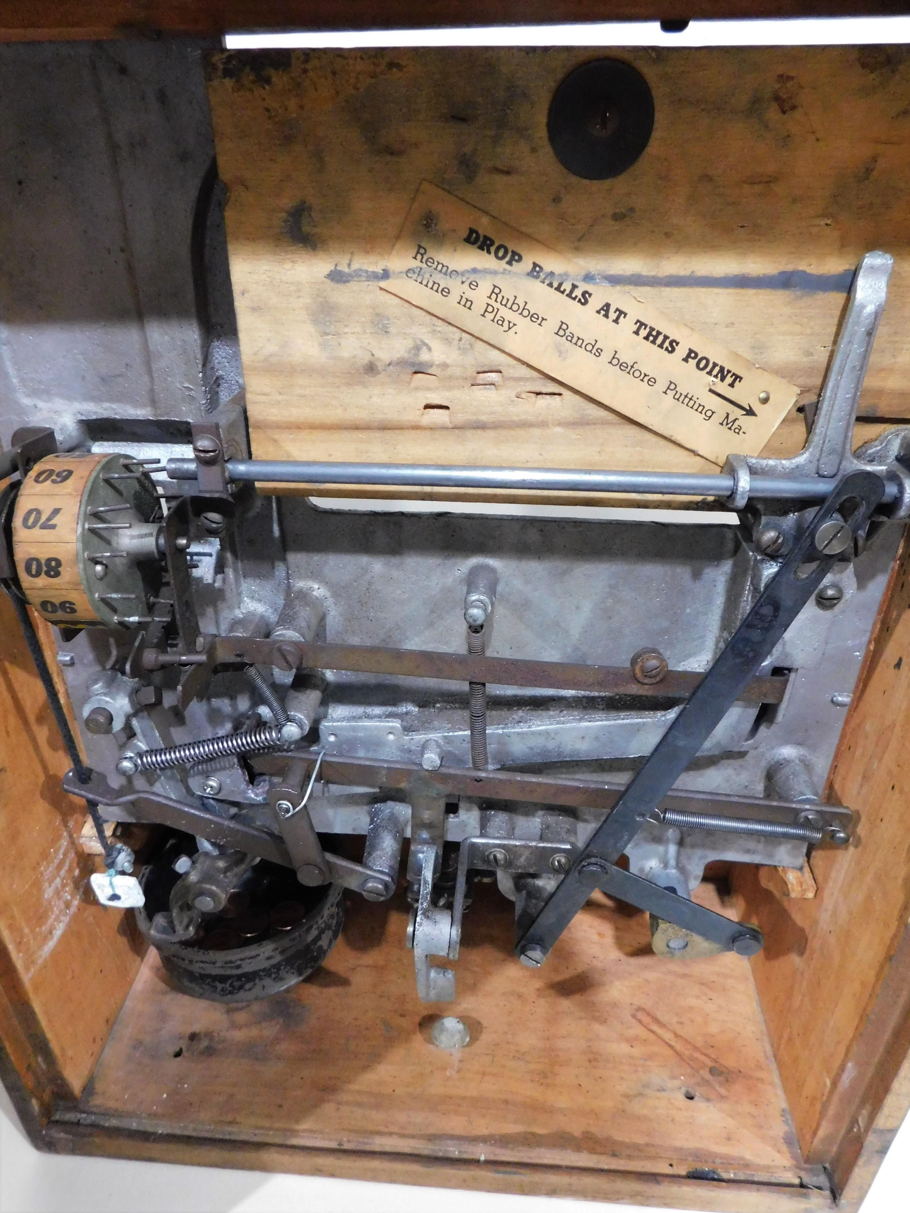 Joueur de football avec pièce de monnaie «cker and Catcher » opérant en 1935 par Baker Co. U.S.A. 8