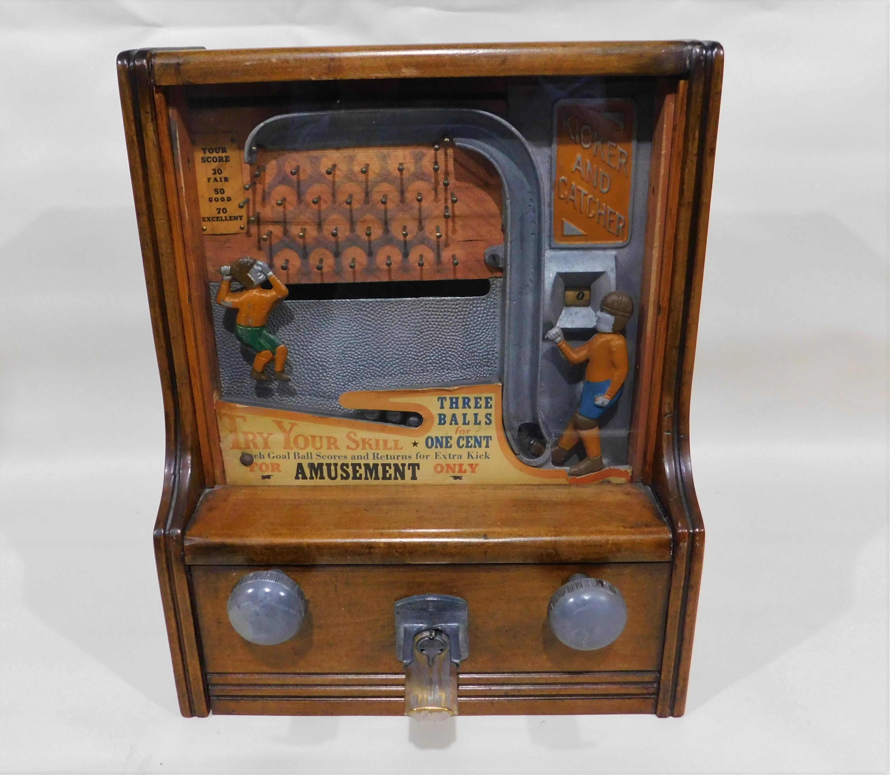 Américain Joueur de football avec pièce de monnaie «cker and Catcher » opérant en 1935 par Baker Co. U.S.A.