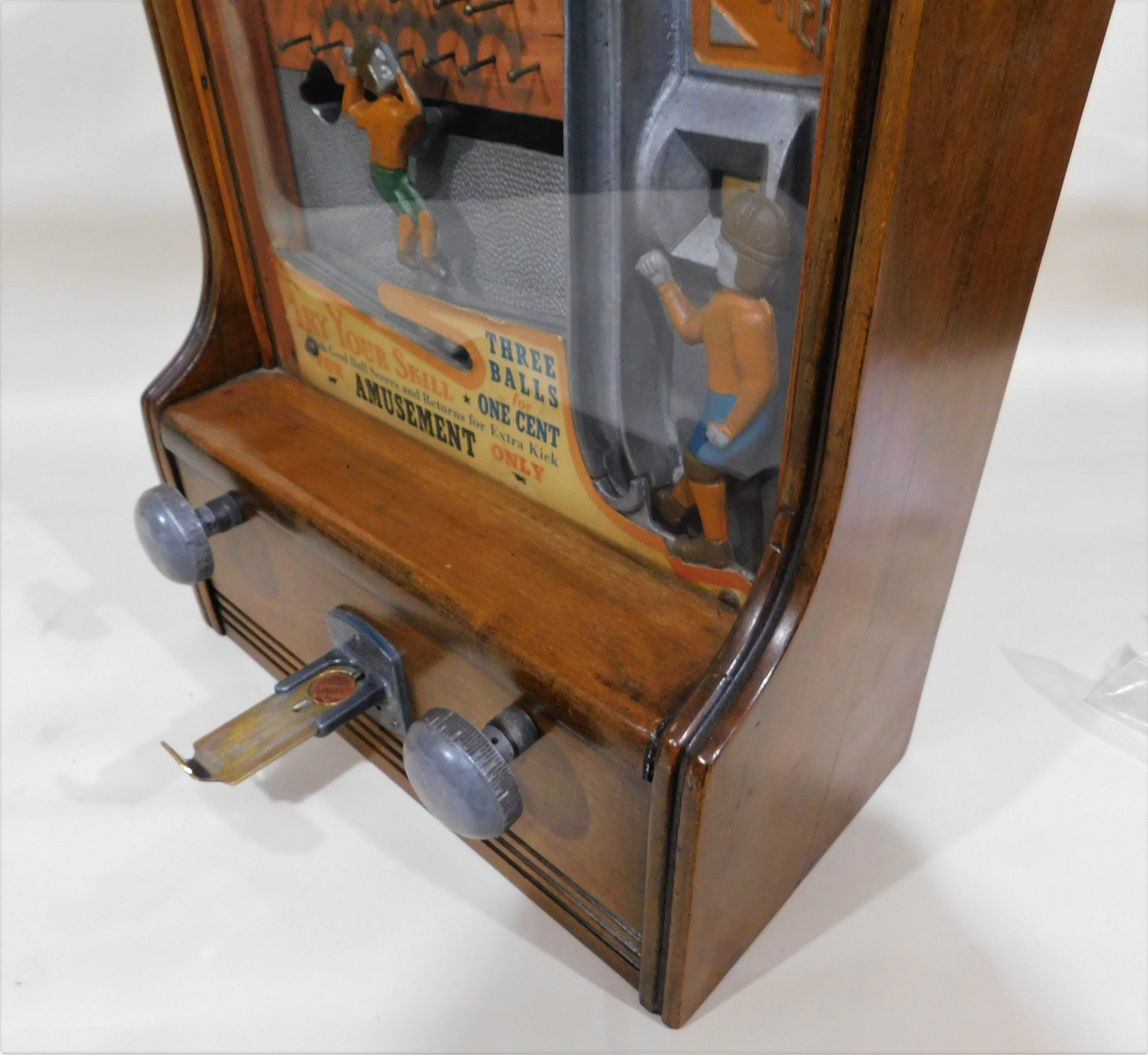 Moulage Joueur de football avec pièce de monnaie «cker and Catcher » opérant en 1935 par Baker Co. U.S.A.