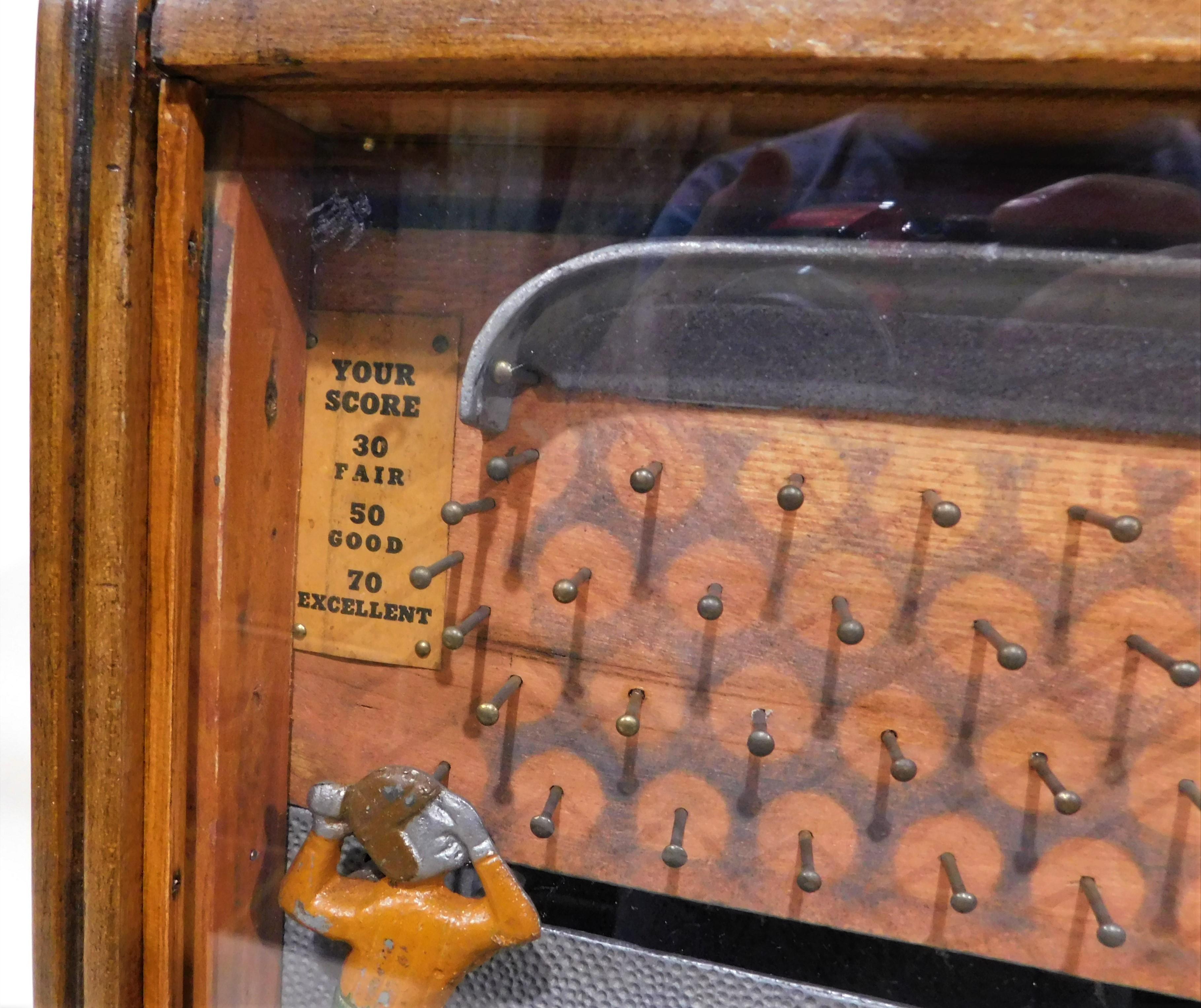 Joueur de football avec pièce de monnaie «cker and Catcher » opérant en 1935 par Baker Co. U.S.A. Bon état à Hamilton, Ontario