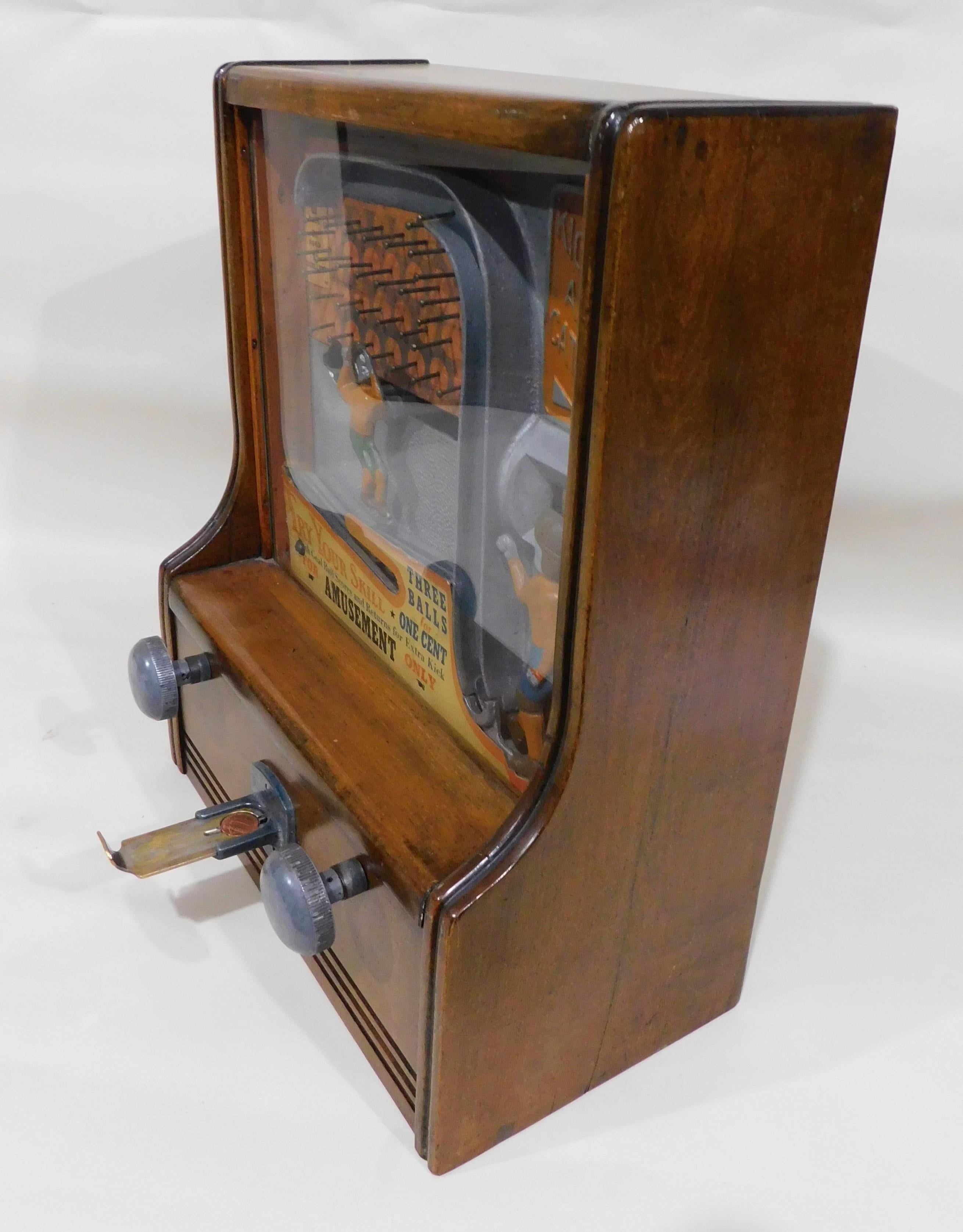 20ième siècle Joueur de football avec pièce de monnaie «cker and Catcher » opérant en 1935 par Baker Co. U.S.A.