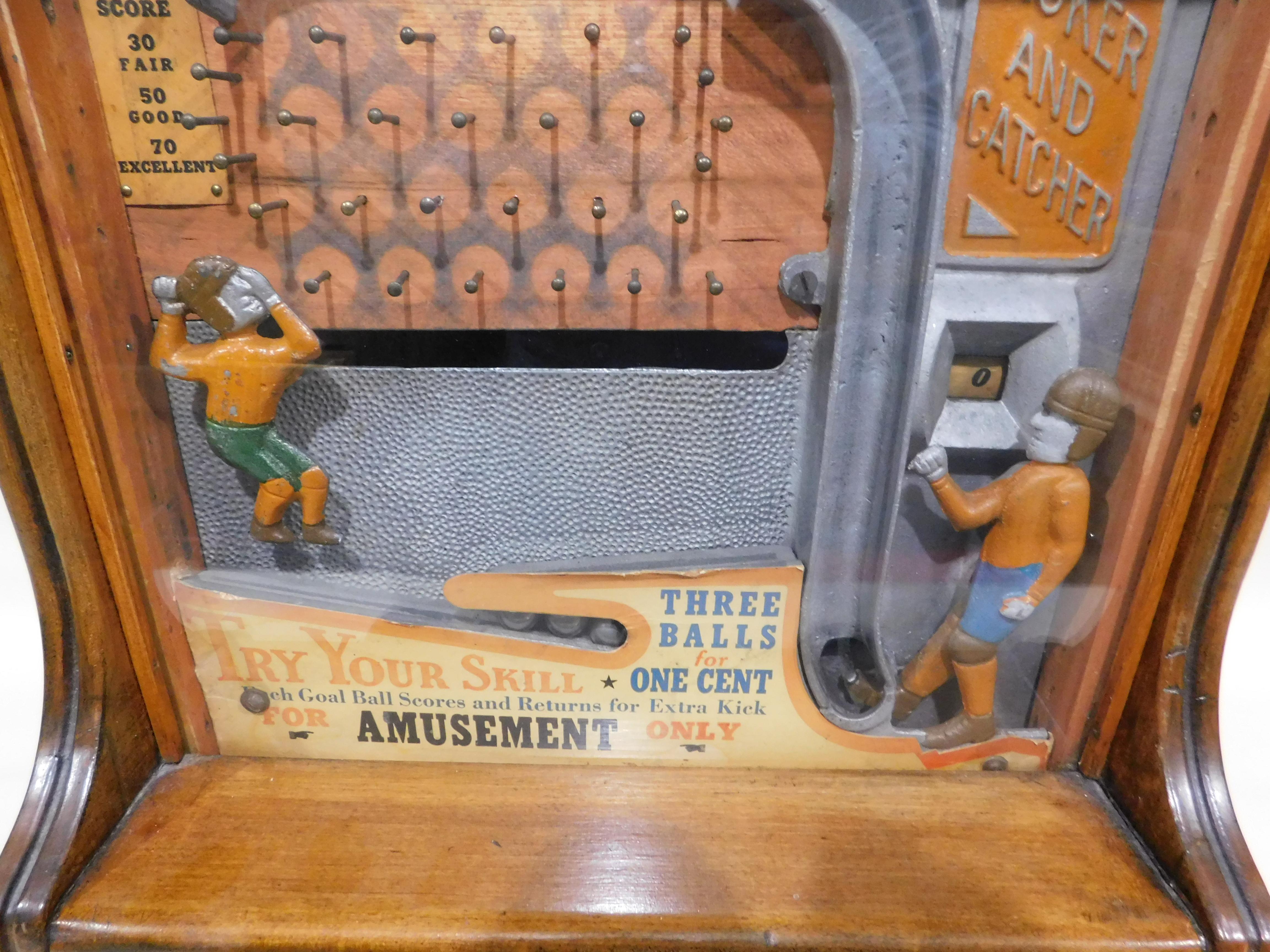 Bois Joueur de football avec pièce de monnaie «cker and Catcher » opérant en 1935 par Baker Co. U.S.A.