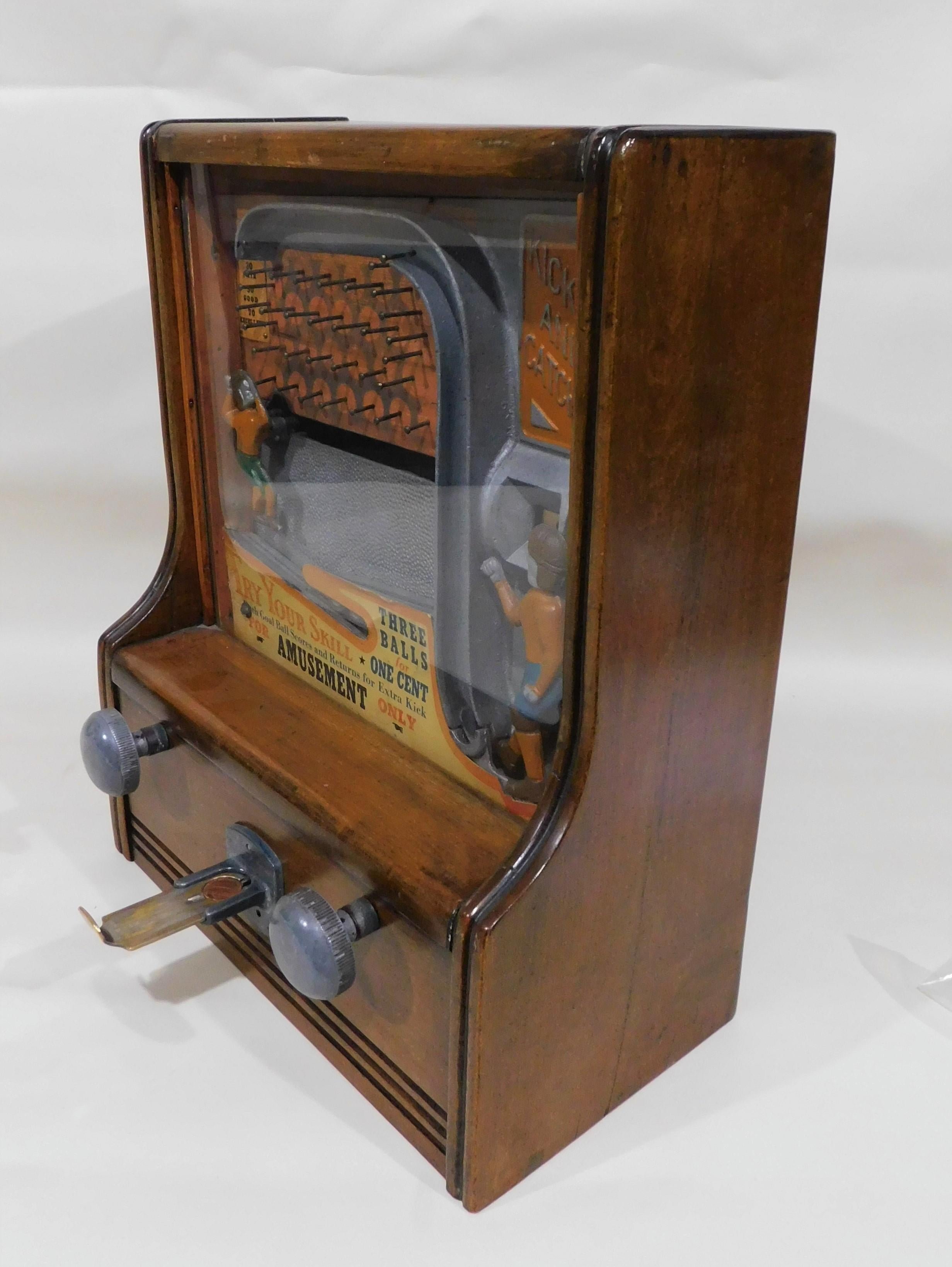Joueur de football avec pièce de monnaie «cker and Catcher » opérant en 1935 par Baker Co. U.S.A. 1