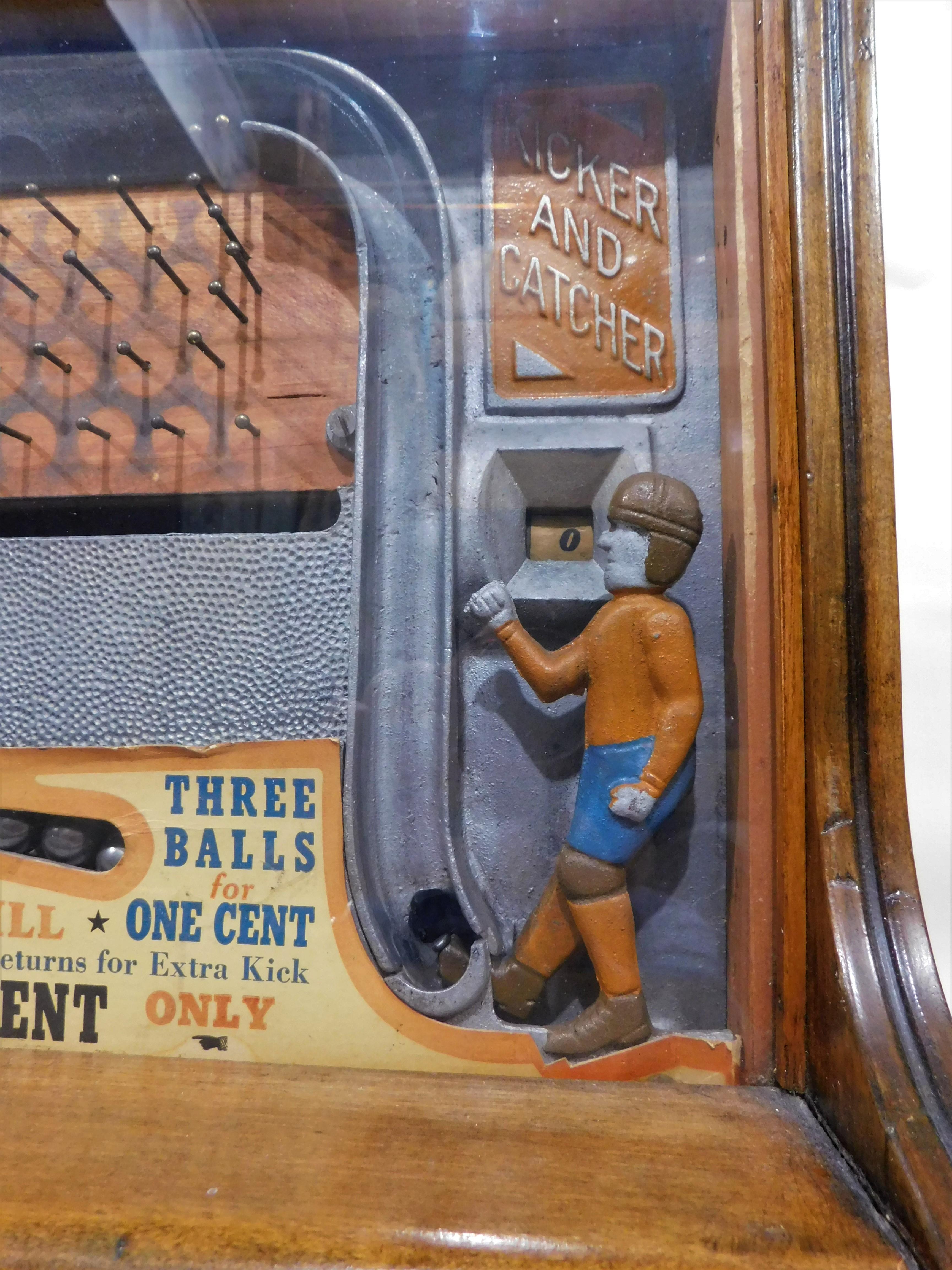 Joueur de football avec pièce de monnaie «cker and Catcher » opérant en 1935 par Baker Co. U.S.A. 2