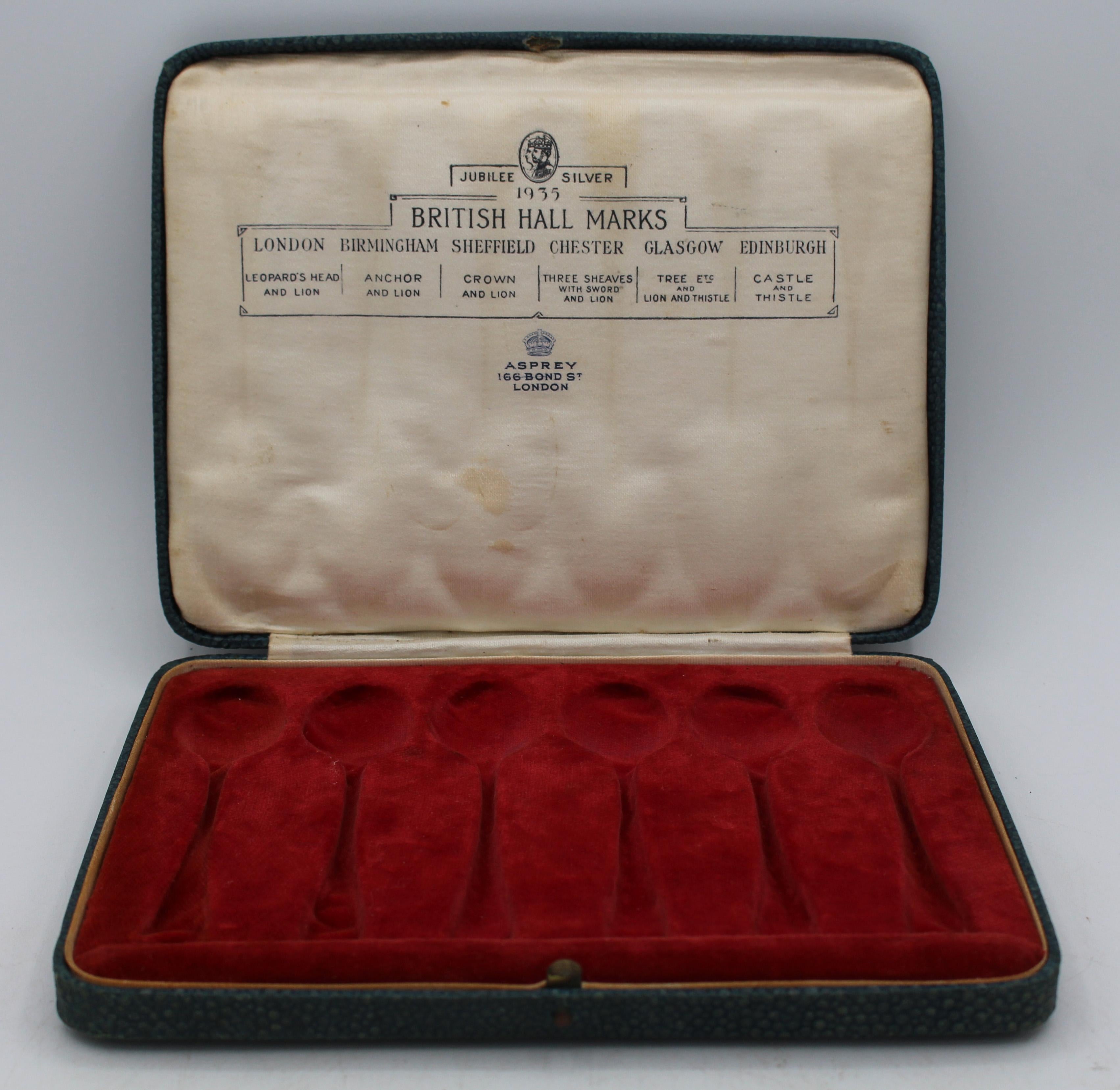 Set di sei cucchiai da 5 in argento Sterling di Roberts & Belk, inglese, 1935. Commemorazione del Giubileo d'Argento di Re Giorgio V e della Regina Maria. Sono rappresentati tutti i 6 uffici dell'assay. Ogni cucchiaio è stato realizzato da Roberts &