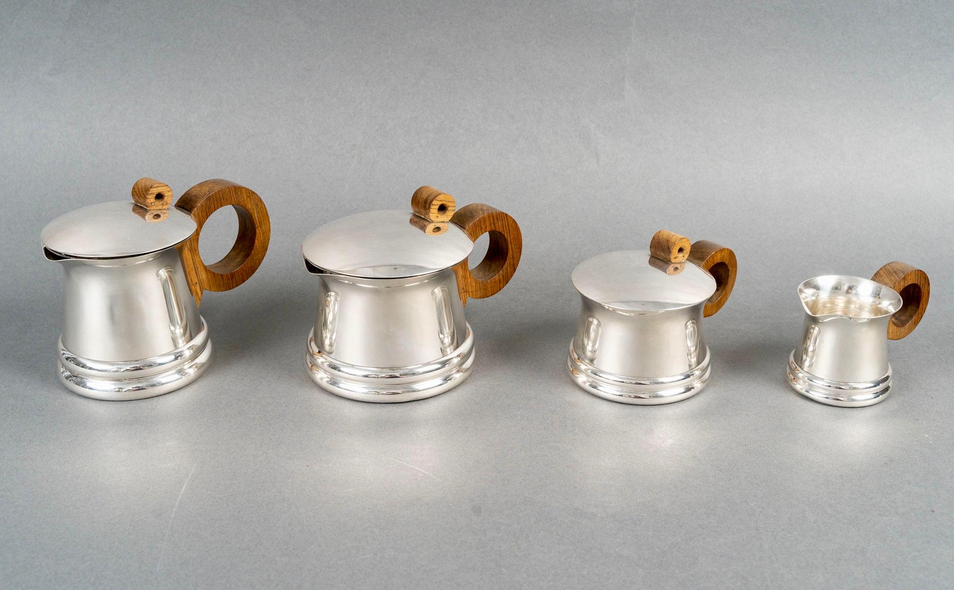 Modernistisches Art Deco Tee- und Kaffeeservice aus Sterlingsilber und Palisanderholz von Jean E. Puiforcat aus dem Jahr 1935. 

Dienst einschließlich:
- eine Kaffeekanne 
- eine Teekanne
- eine Milchkanne
- einen Zuckertopf

Minerve Massivsilber
