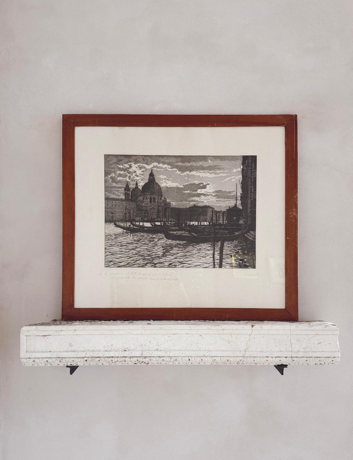 Eine schöne aqua forte schwarz-weiß signierte Radierung von Venedig. Dieses wunderbare Werk wurde 1935 von dem Künstler Laurenzio Laurenzi geschaffen und Dott. Luigi und Luisa de Rubertis am Tag ihrer Hochzeit im Oktober 1935. Das Bild zeigt die