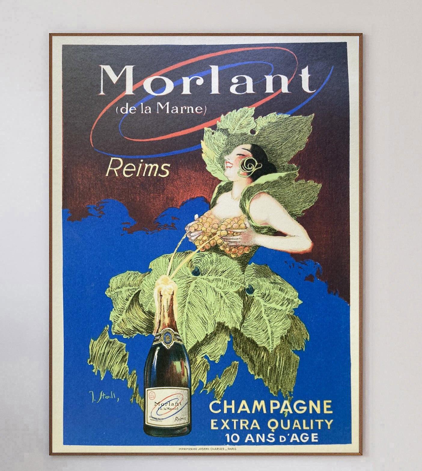 Belle affiche pour Morlant, le champagne français de Reims dans la Marne, en France. Avec une superbe illustration de J. Stall, cette affiche du début du 20e siècle représente une femme en vigne qui remplit la bouteille de champagne 