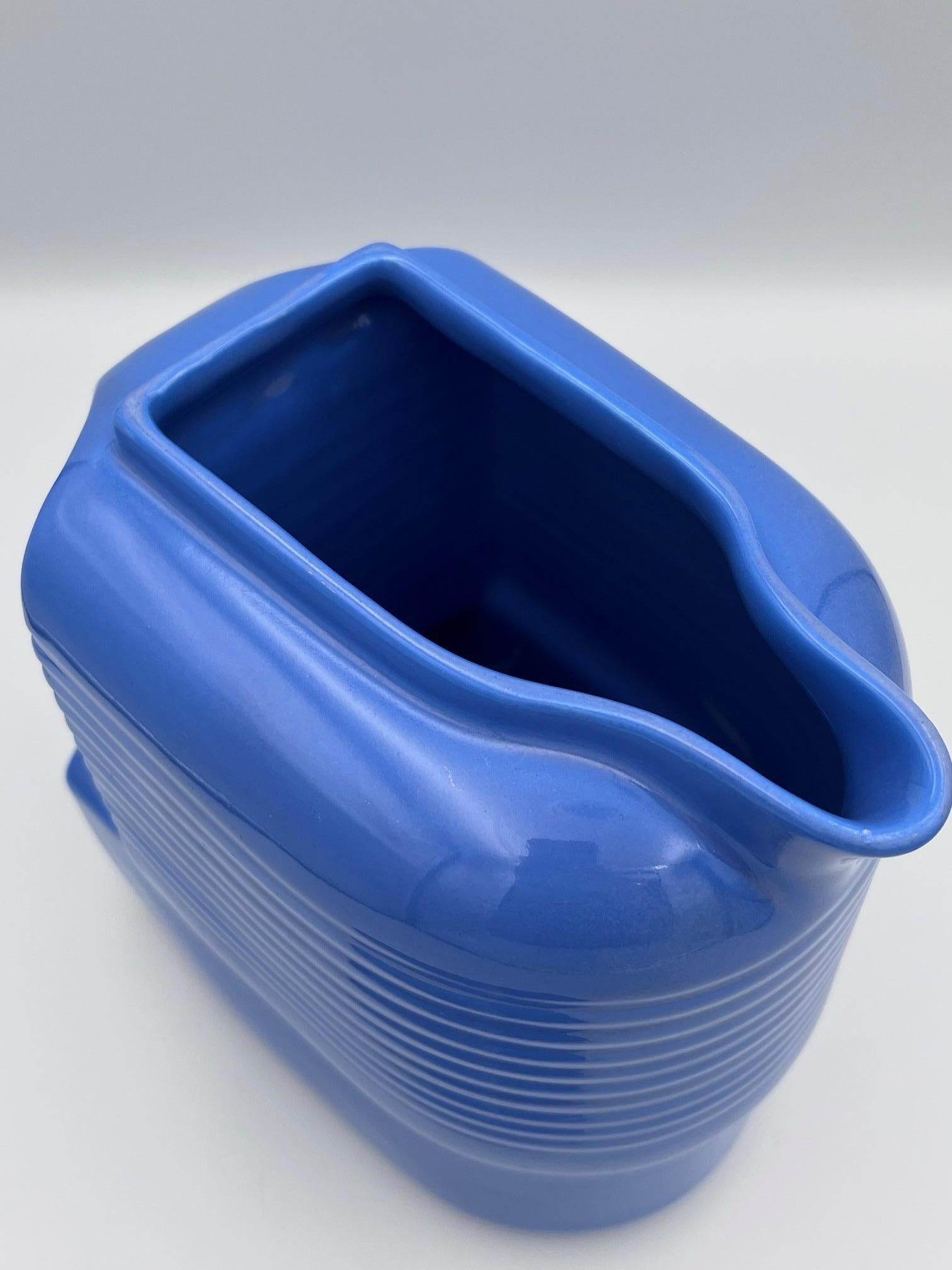 1935 Pristine Art Deco Blue Hall China Brocca da frigorifero in ceramica con coperchio in vendita 3