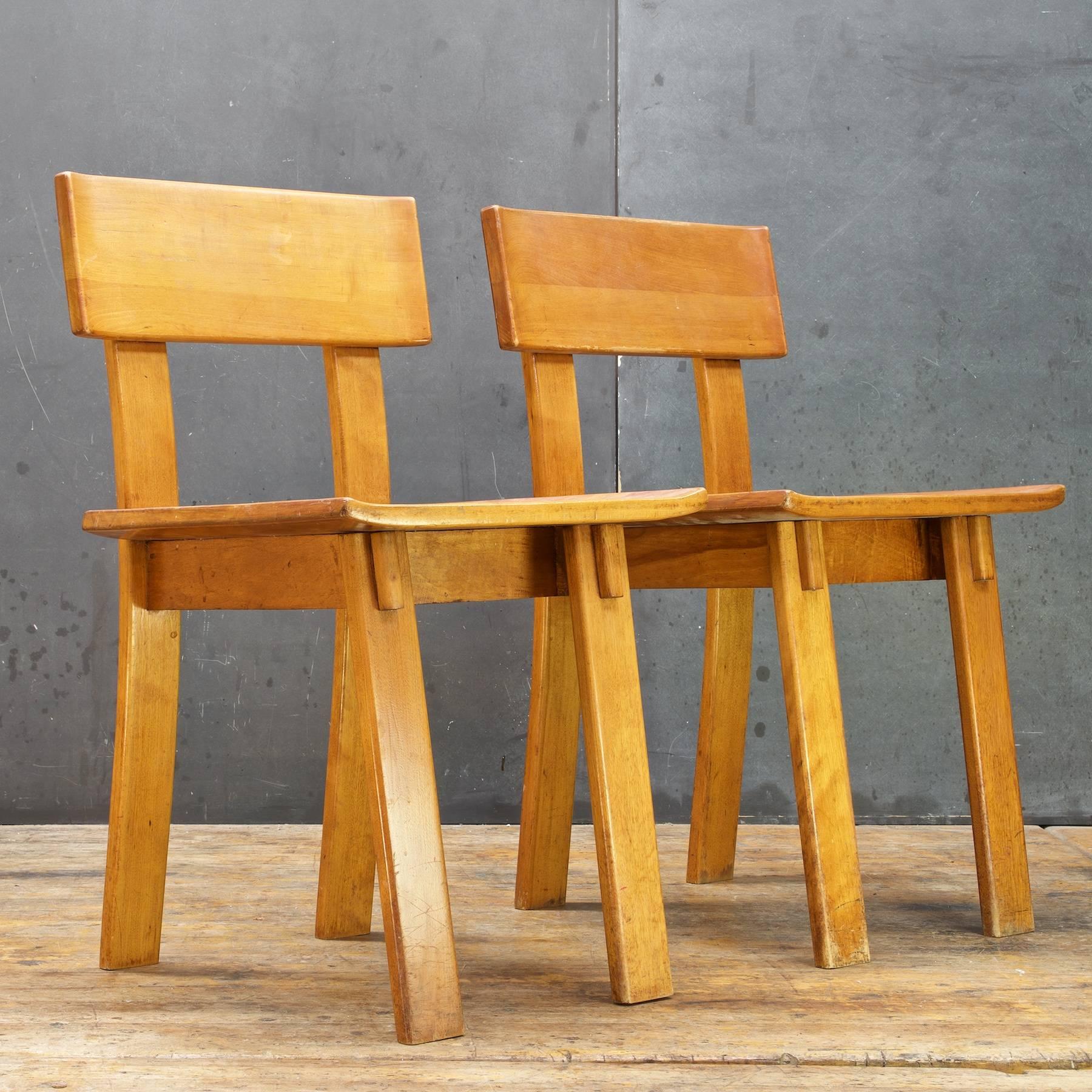 Important modèle de chaise de Russel Wright, illustrant la confluence des styles : Art Déco, Streamlined Moderne, style européen et style de Shanghai, tous convergeant et reflétant la nouvelle ère mécanisée et moderne.

Ces chaises ont été le