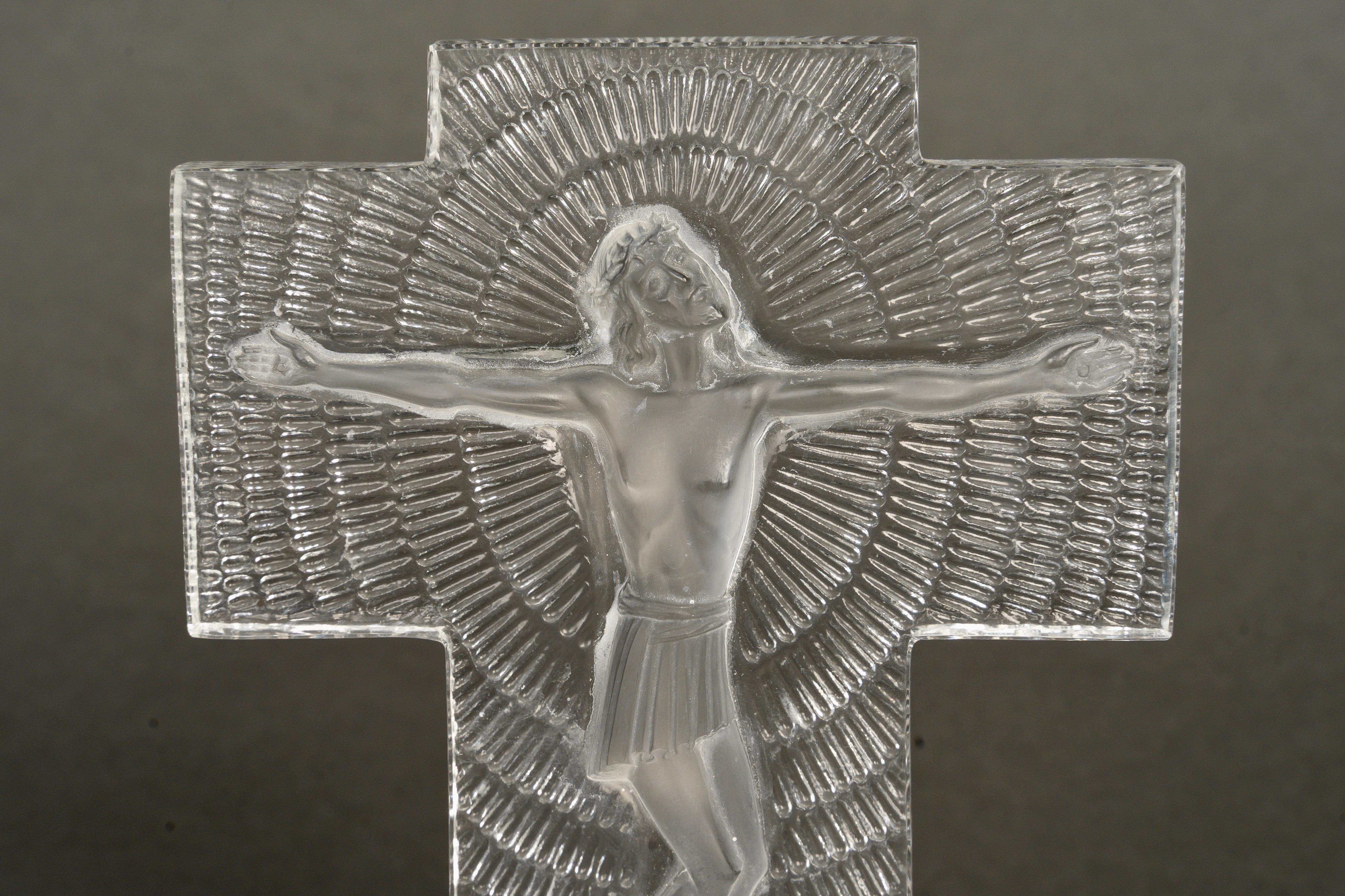 Kruzifix Kreuz Jesus Christus hergestellt in  Glas von René Lalique  im Jahr 1935.  
Gestempelte Unterschrift.   

Perfekter Zustand.   

Höhe: 17 cm   

Félix Marcilhac, René Lalique - Catalogue Raisonné de l'Œuvre de Verre, Les Editions de
