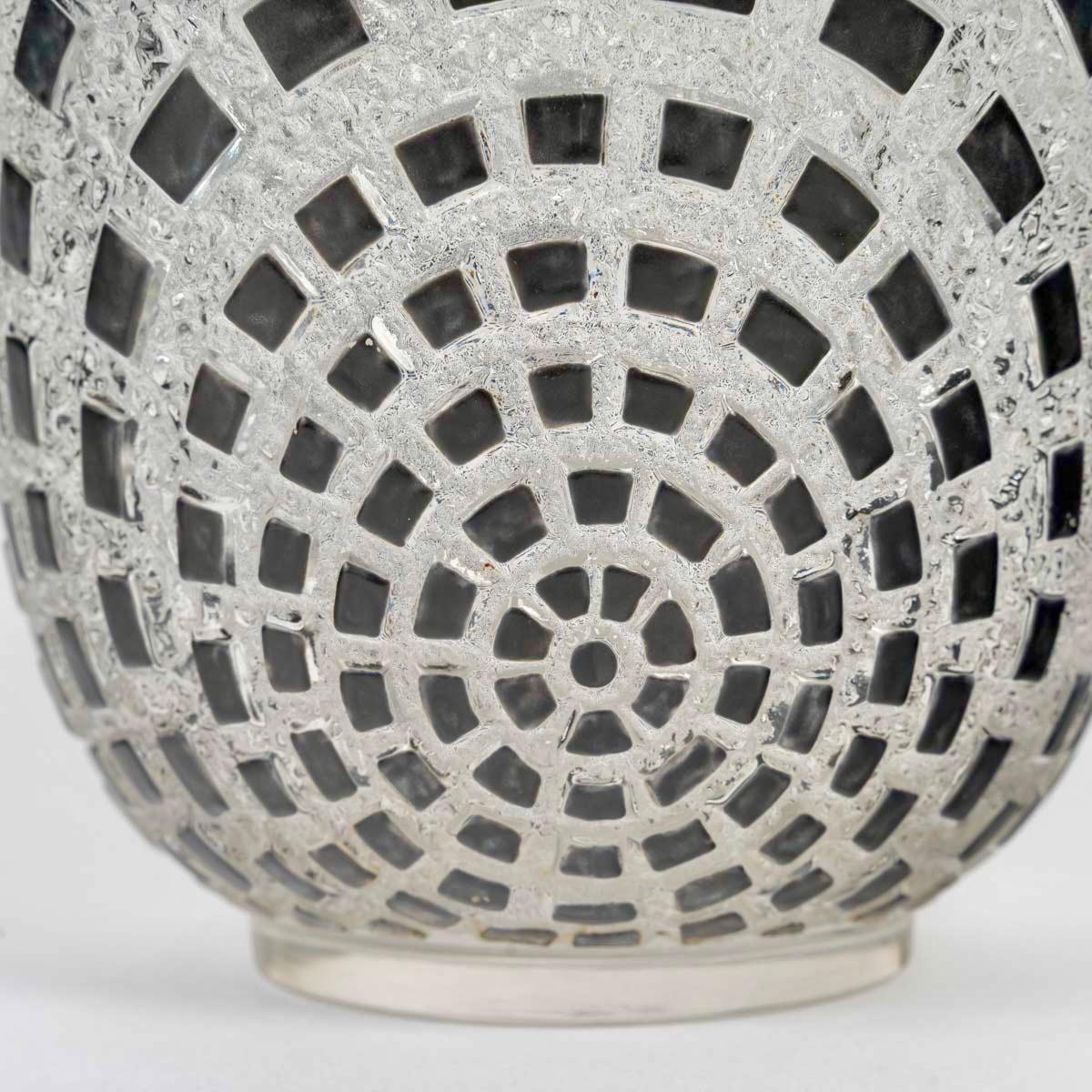 1935 René Lalique Art Deco Vase Damiers Glas mit schwarzer Emaille im Zustand „Gut“ im Angebot in Boulogne Billancourt, FR