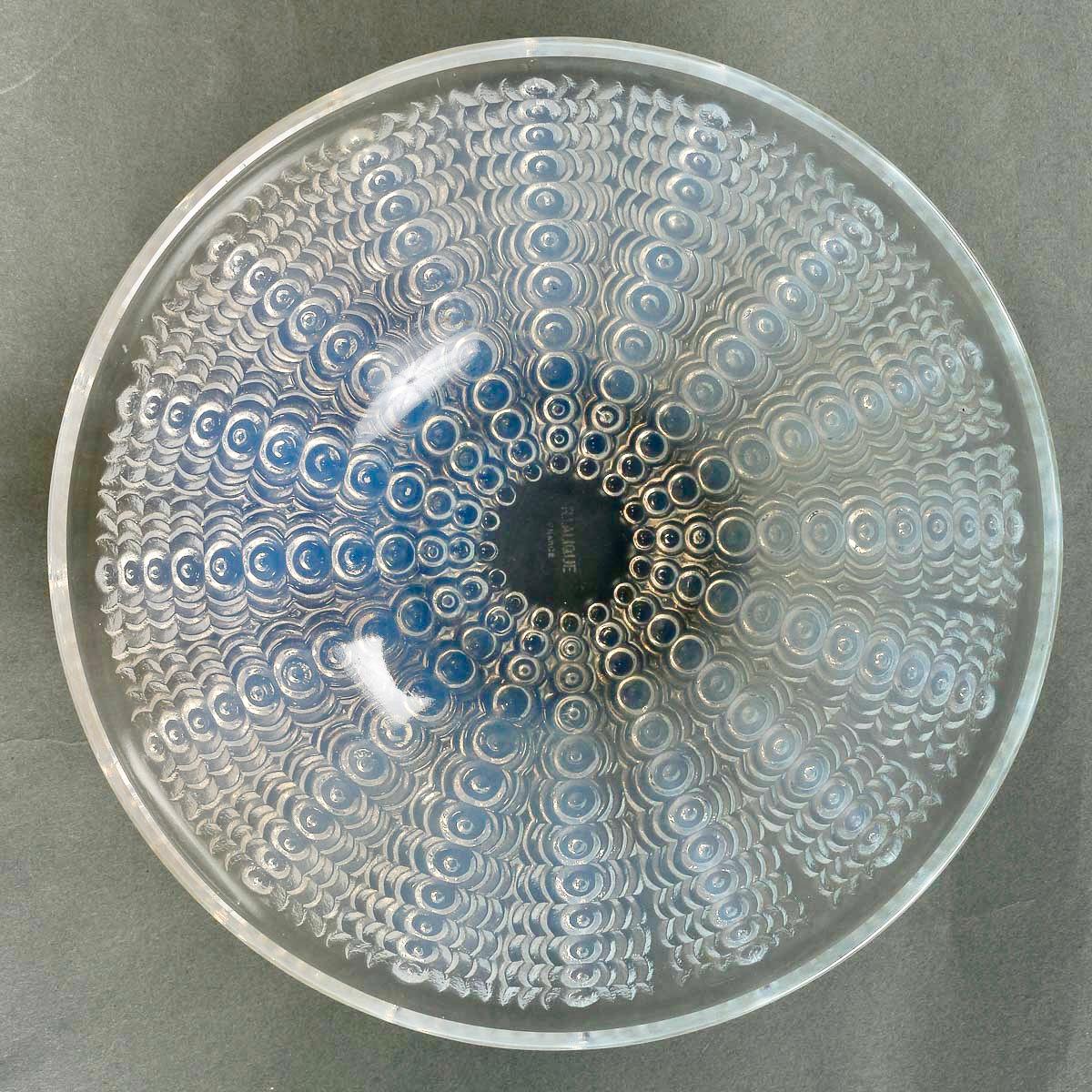 Art Deco 1935 Rene Lalique - Bowl Oursin Opalescent Glass For Sale