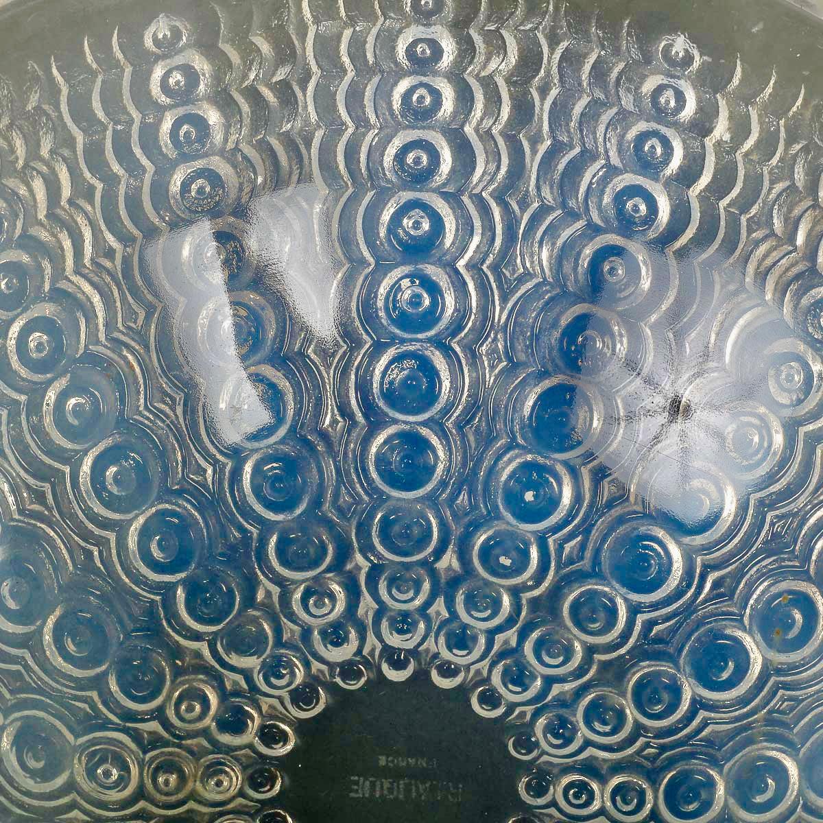French 1935 Rene Lalique - Bowl Oursin Opalescent Glass For Sale
