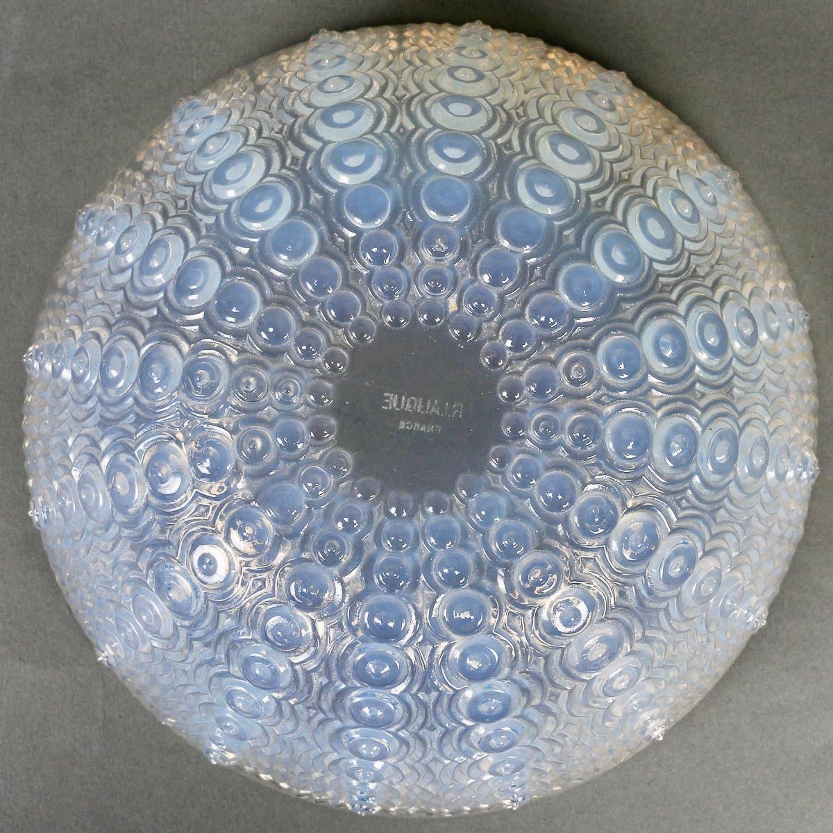 Molded 1935 Rene Lalique - Bowl Oursin Opalescent Glass For Sale