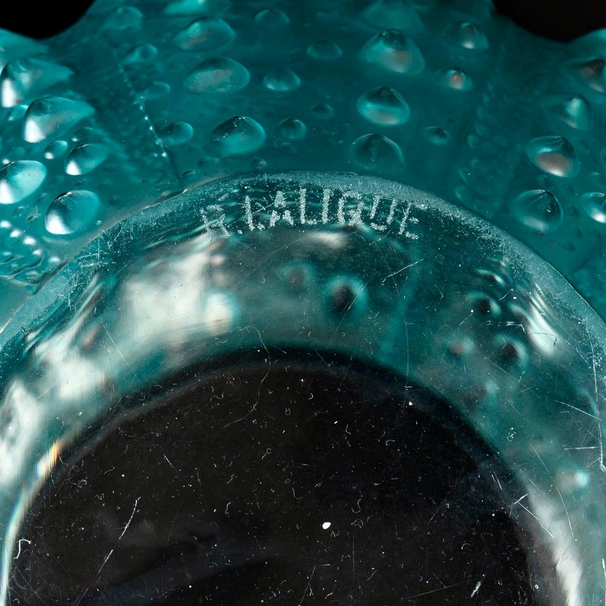 1935 René Lalique Oursin Vase Frosted and Clear Glass with Green Patina In Good Condition In Boulogne Billancourt, FR
