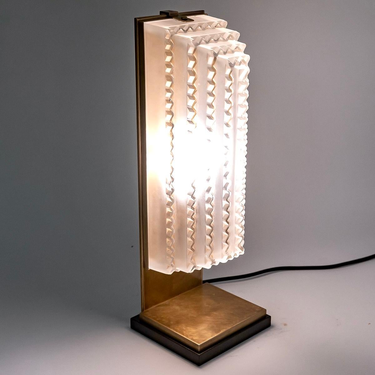 1935 René Lalique, Paar Art Deco Normandie-Lampen Glas, Holz und Messing im Angebot 3