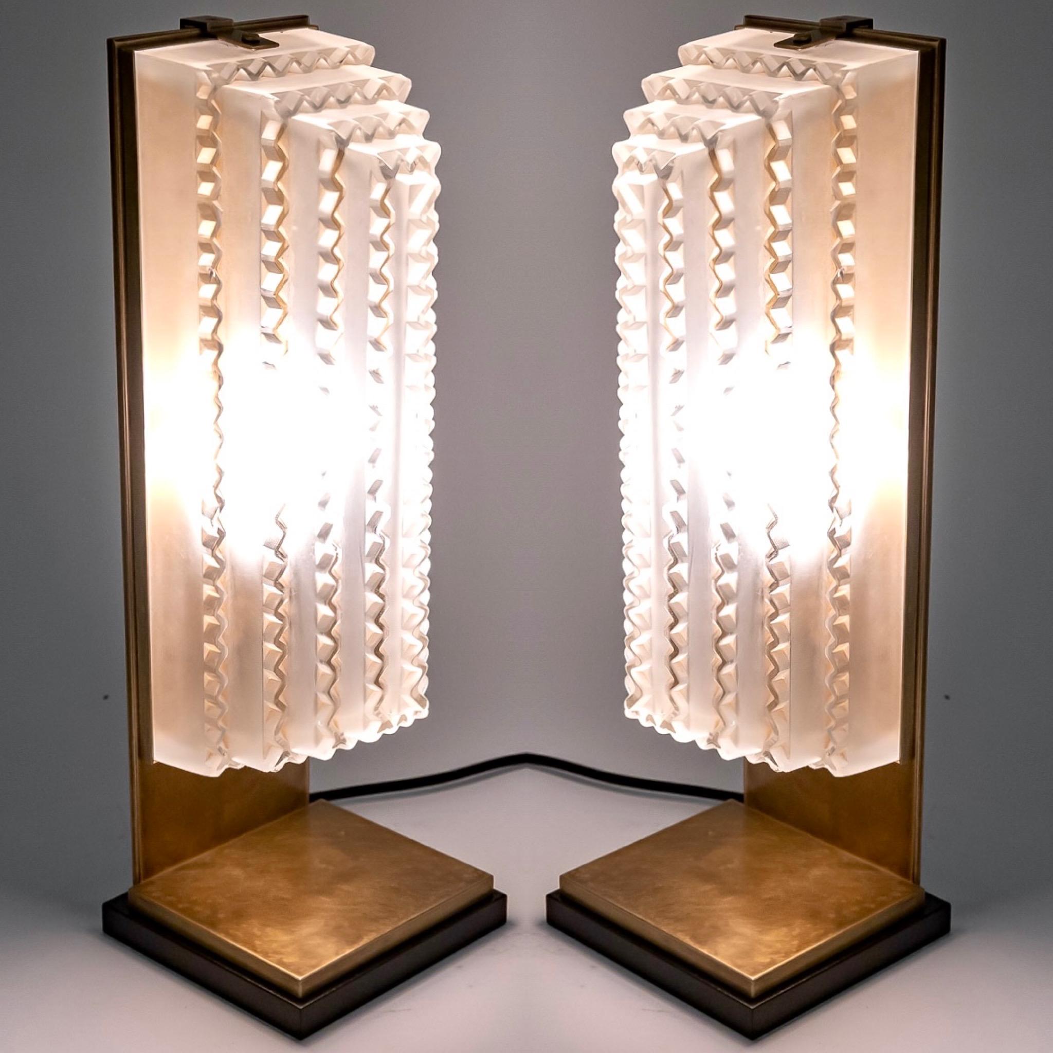 1935 René Lalique, Paar Art Deco Normandie-Lampen Glas, Holz und Messing (Art déco) im Angebot