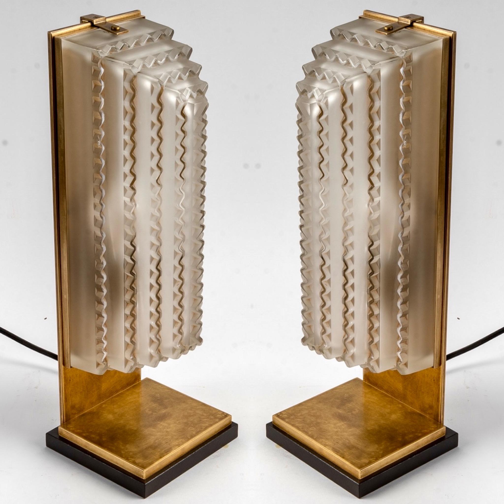 1935 René Lalique, Paar Art Deco Normandie-Lampen Glas, Holz und Messing (Französisch) im Angebot