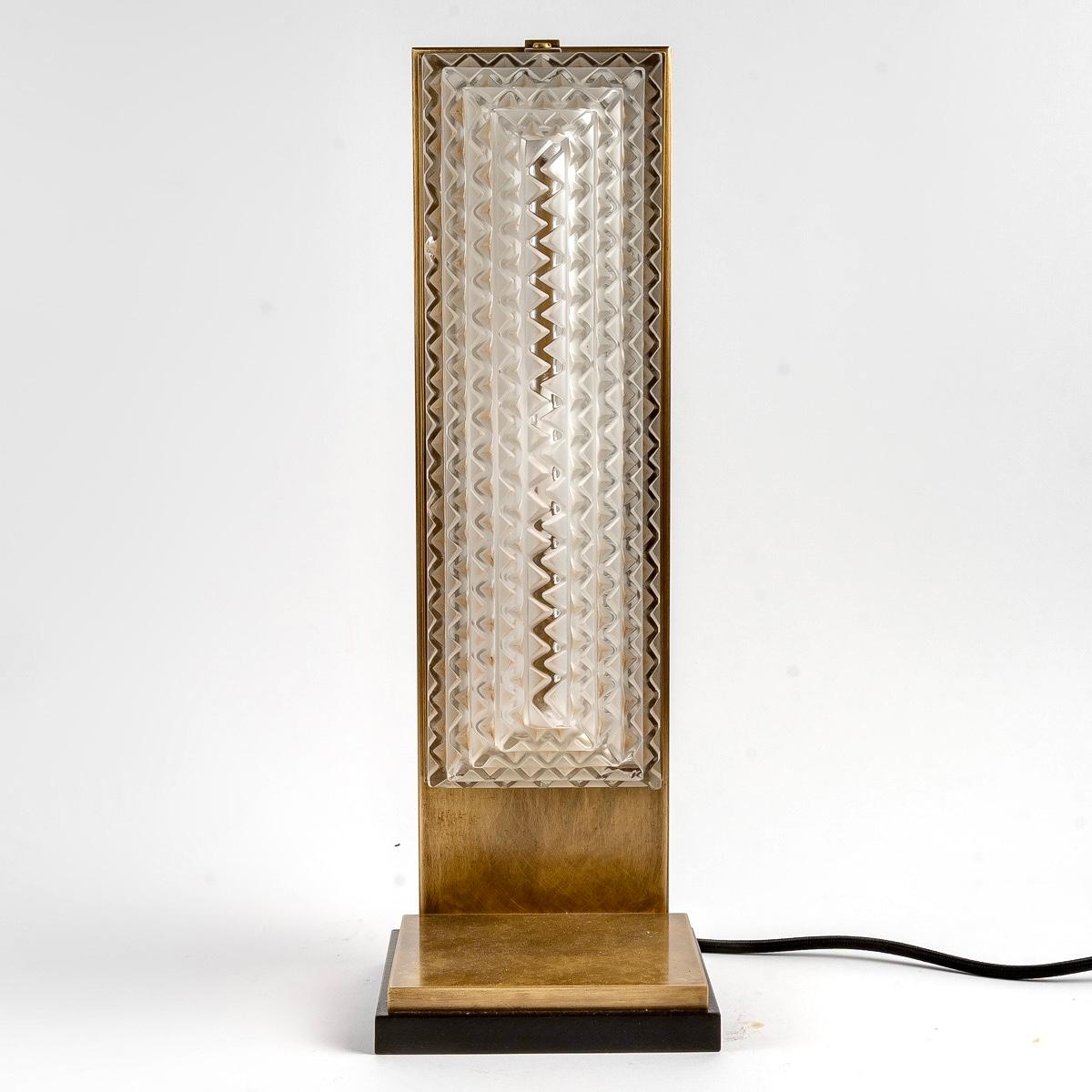1935 René Lalique, Paar Art Deco Normandie-Lampen Glas, Holz und Messing (Geformt) im Angebot