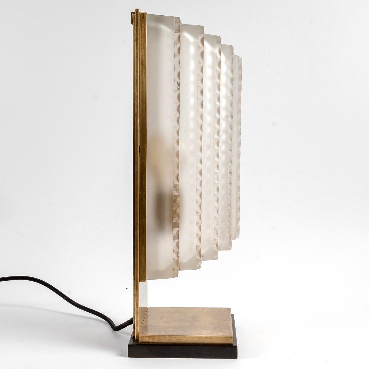 1935 René Lalique, Paar Art Deco Normandie-Lampen Glas, Holz und Messing (Mitte des 20. Jahrhunderts) im Angebot
