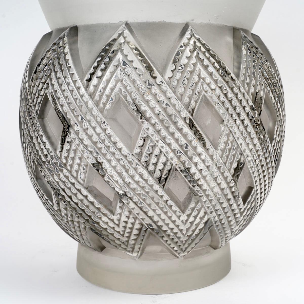 1935 René Lalique - Vase Entrelacs Milchglas mit grauer Patina (Französisch) im Angebot