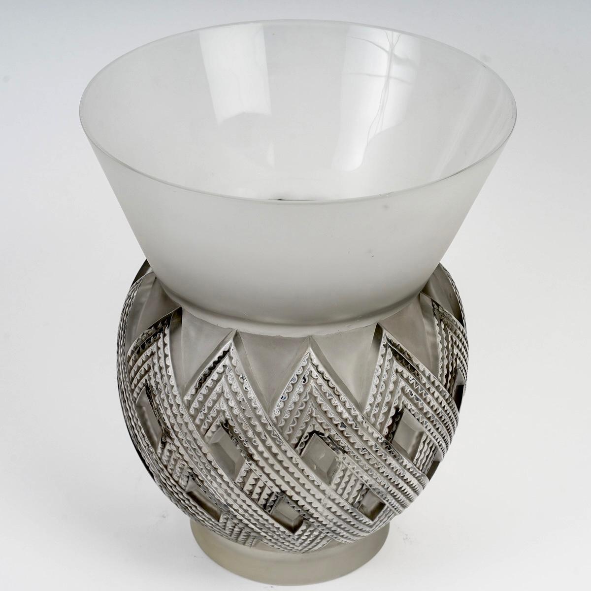 1935 René Lalique - Vase Entrelacs Milchglas mit grauer Patina (Geformt) im Angebot