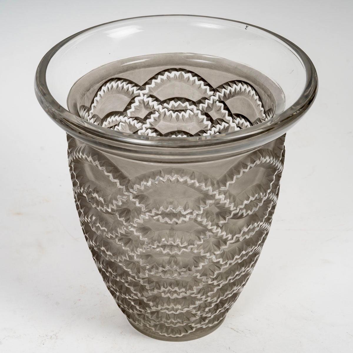 1935 René Lalique - Vase Guirlandes Milchglas mit grauer Patina (Art déco) im Angebot