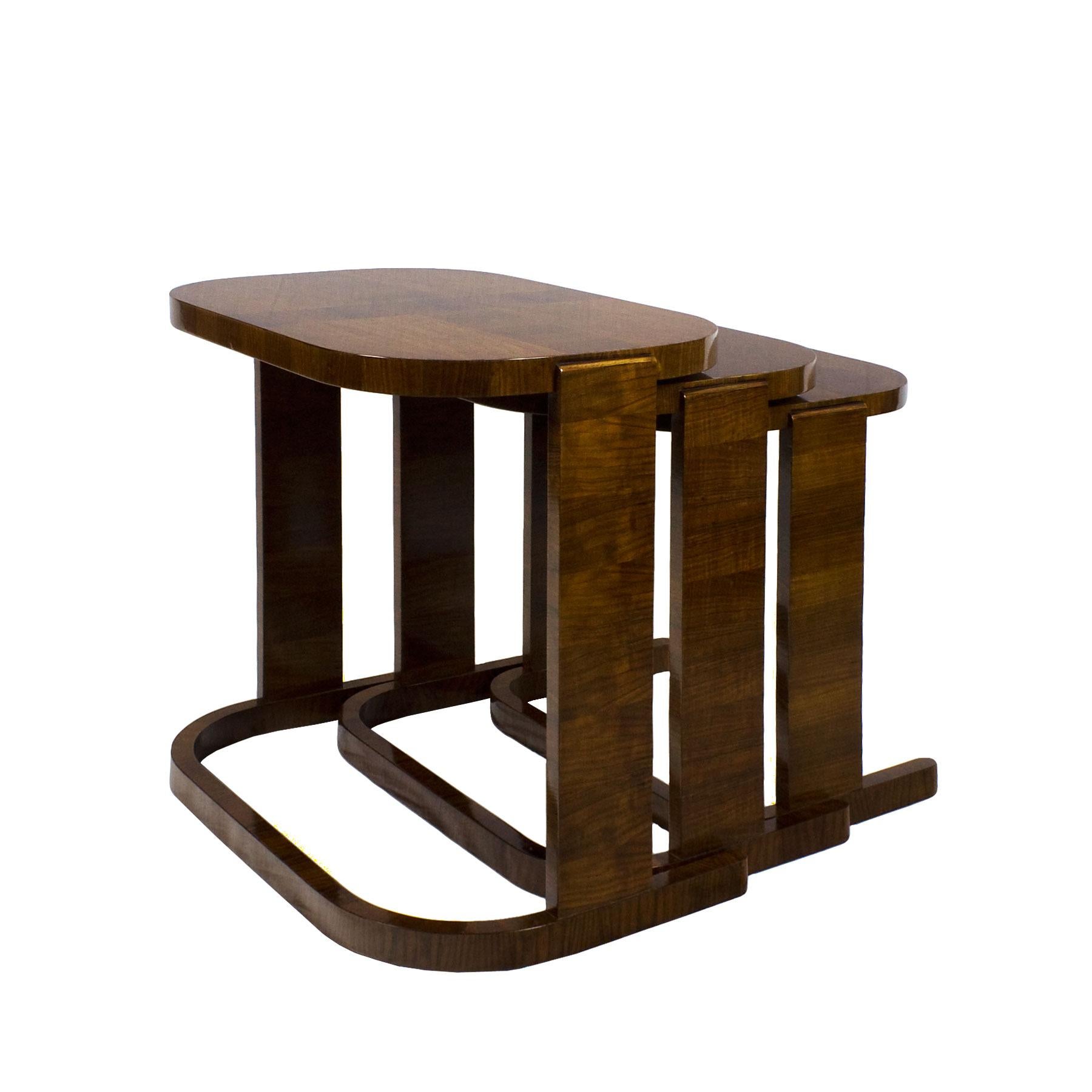 1935, Set of Three Art Deco Nesting Tables by De Coene Frères, Walnut - Belgium In Good Condition For Sale In Girona, ES
