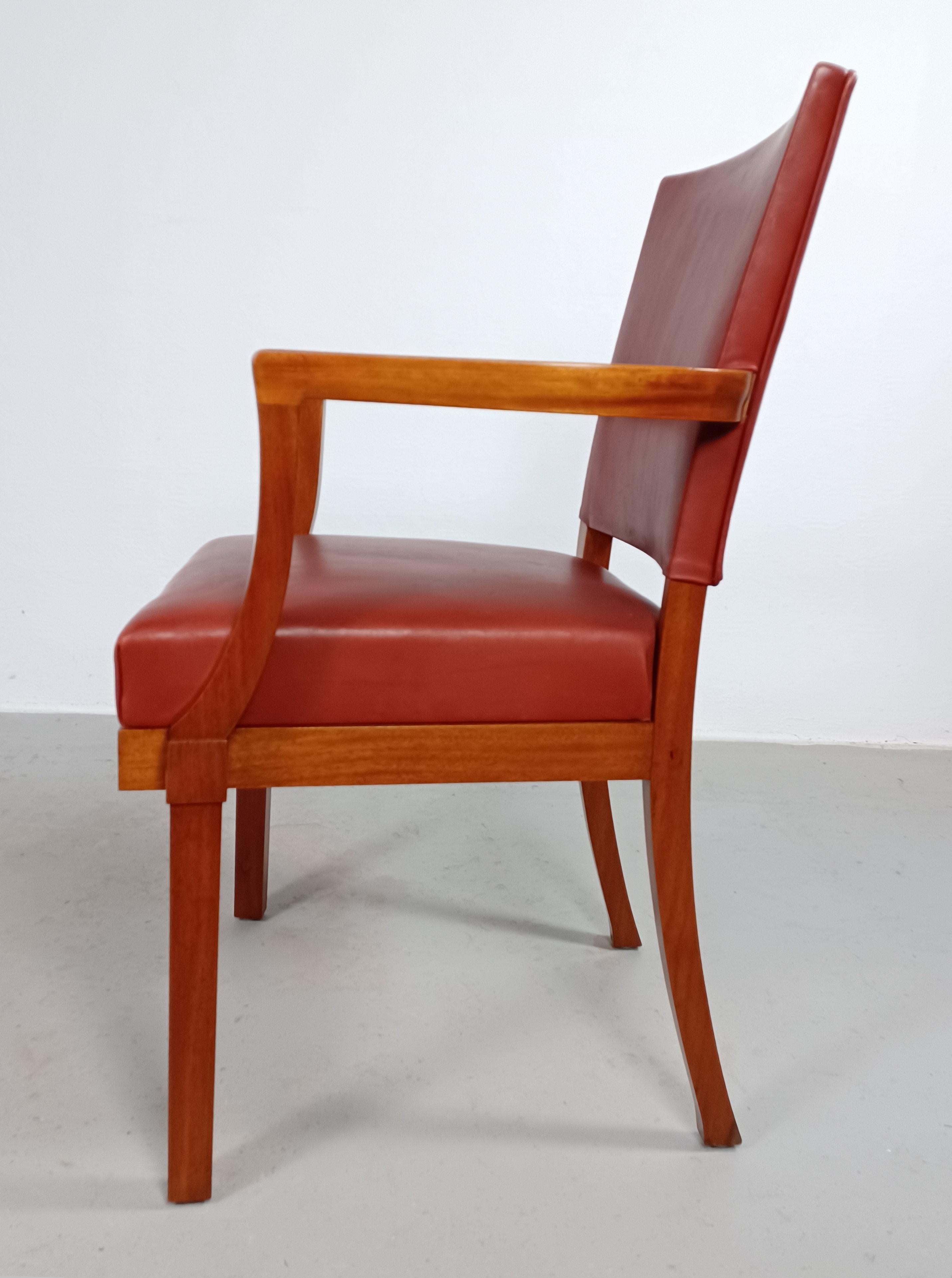 Milieu du XXe siècle Ensemble de deux chaises Kaare Klint Barcelona ou le fauteuil rouge restauré de Rud Rasmussen, 1935 en vente