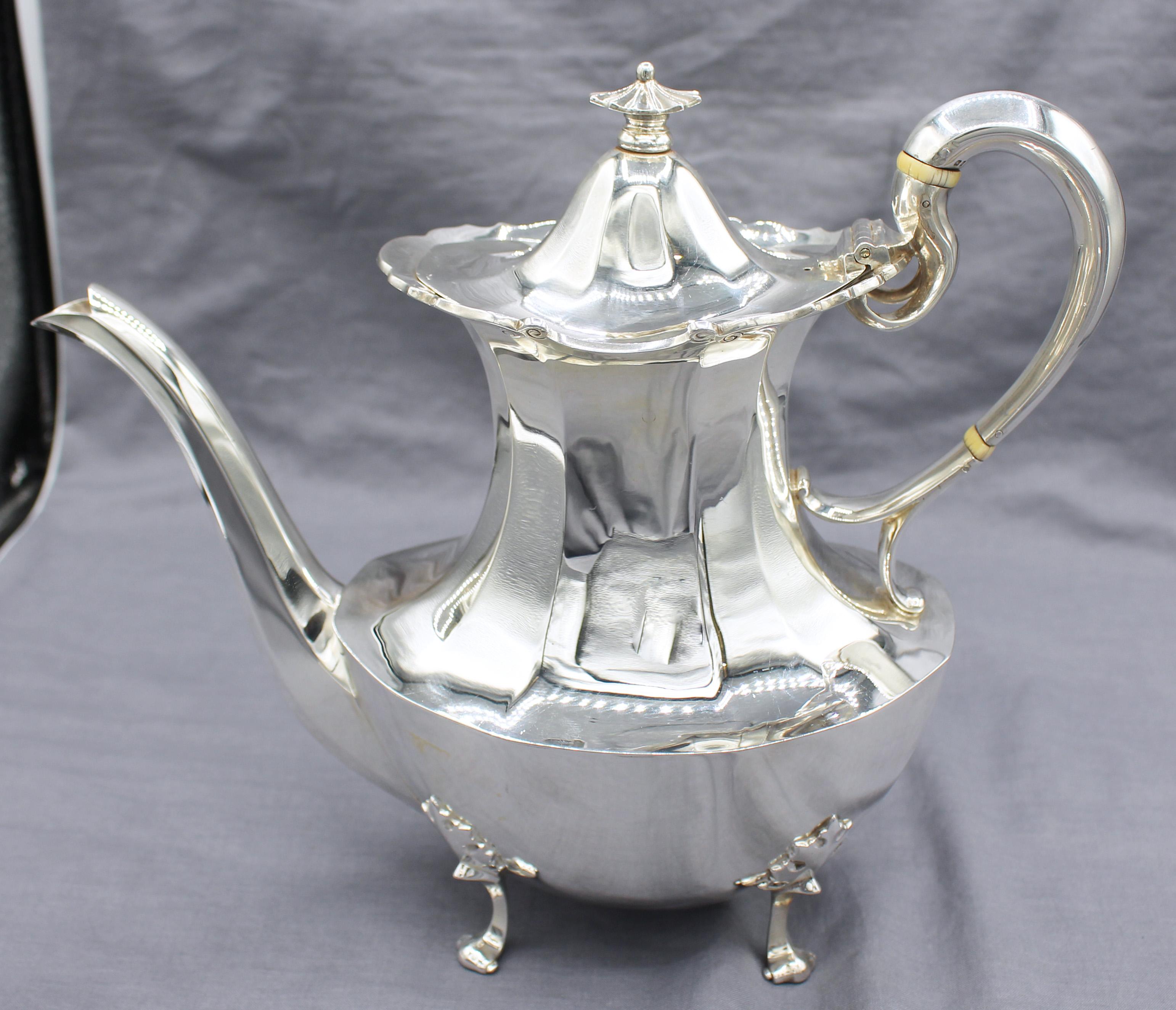 6-teiliges Tee- und Kaffeeservice aus Sterlingsilber von Asprey of London, 1935. Dieses auffällige Set wurde von der königlichen Silberschmiede Asprey in London hergestellt. Jedes Stück ist mit Asprey, London, gekennzeichnet und mit der