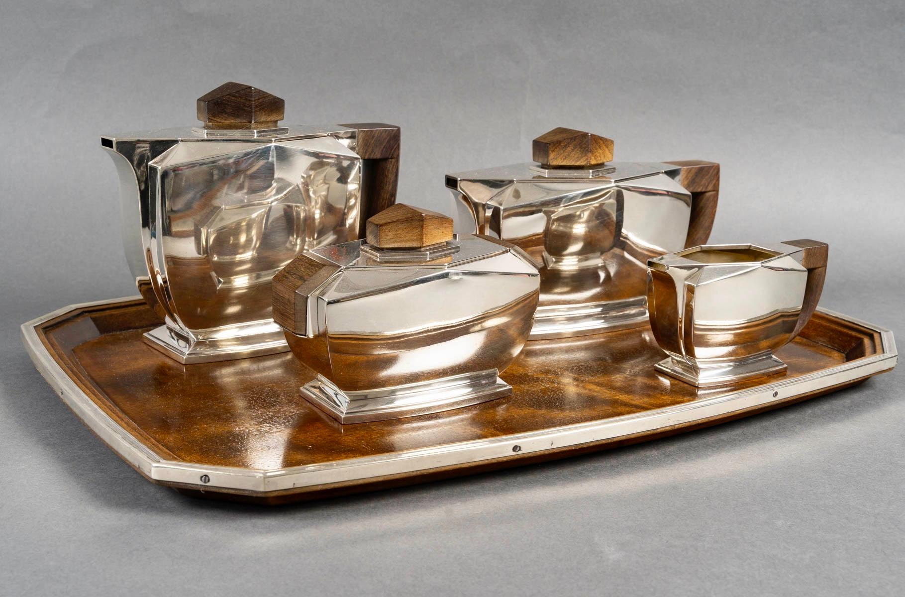 Servizio da tè e caffè con lati tagliati in argento sterling e legno di palissandro di Tetard Freres - progettato da Valery Bizouard nel 1935
.
Servizio che include :
- una caffettiera
- una teiera
- una brocca per il latte
- una zuccheriera
- un