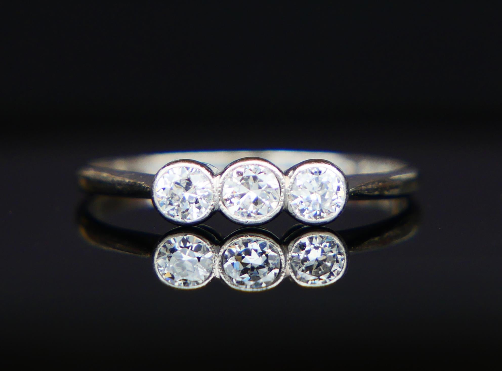 
Schöner Ring, handgefertigt 1935.  Platin und drei natürliche Diamanten aus alten europäischen Diamanten.  

Schöne und dennoch sehr robuste und schadenresistente ergonomische Konstruktion. Toller Ring für bequemes Tragen im Alltag.

Diamanten