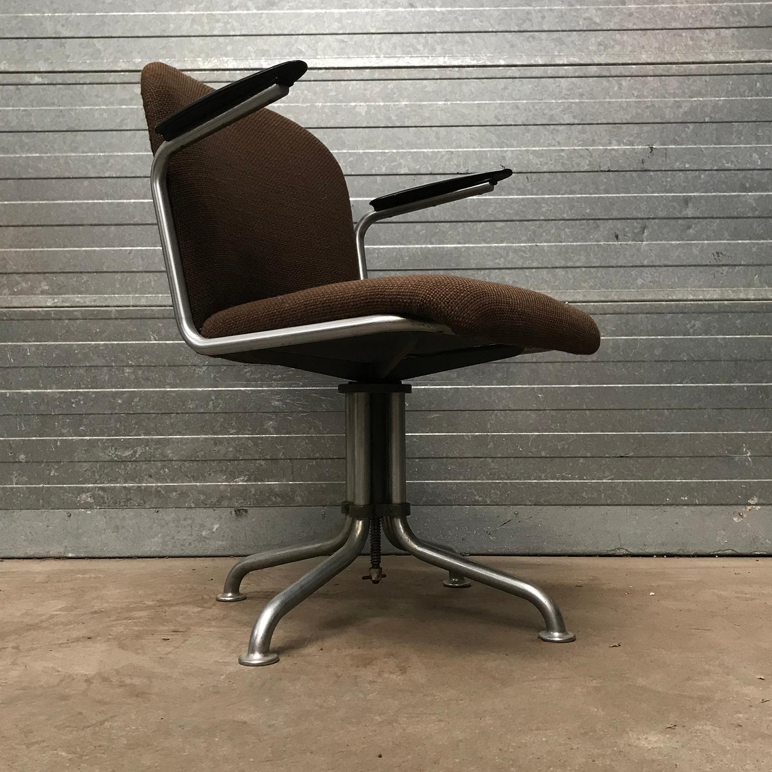 Cette chaise fait partie de la collection privée de Casey Godrie et se trouve dans sa maison privée. 
Demandez-lui des devis d'expédition compétitifs. Son incroyable Dune Villa, Amsterdam Beach, trouver plus de détails sur son nom de famille plus