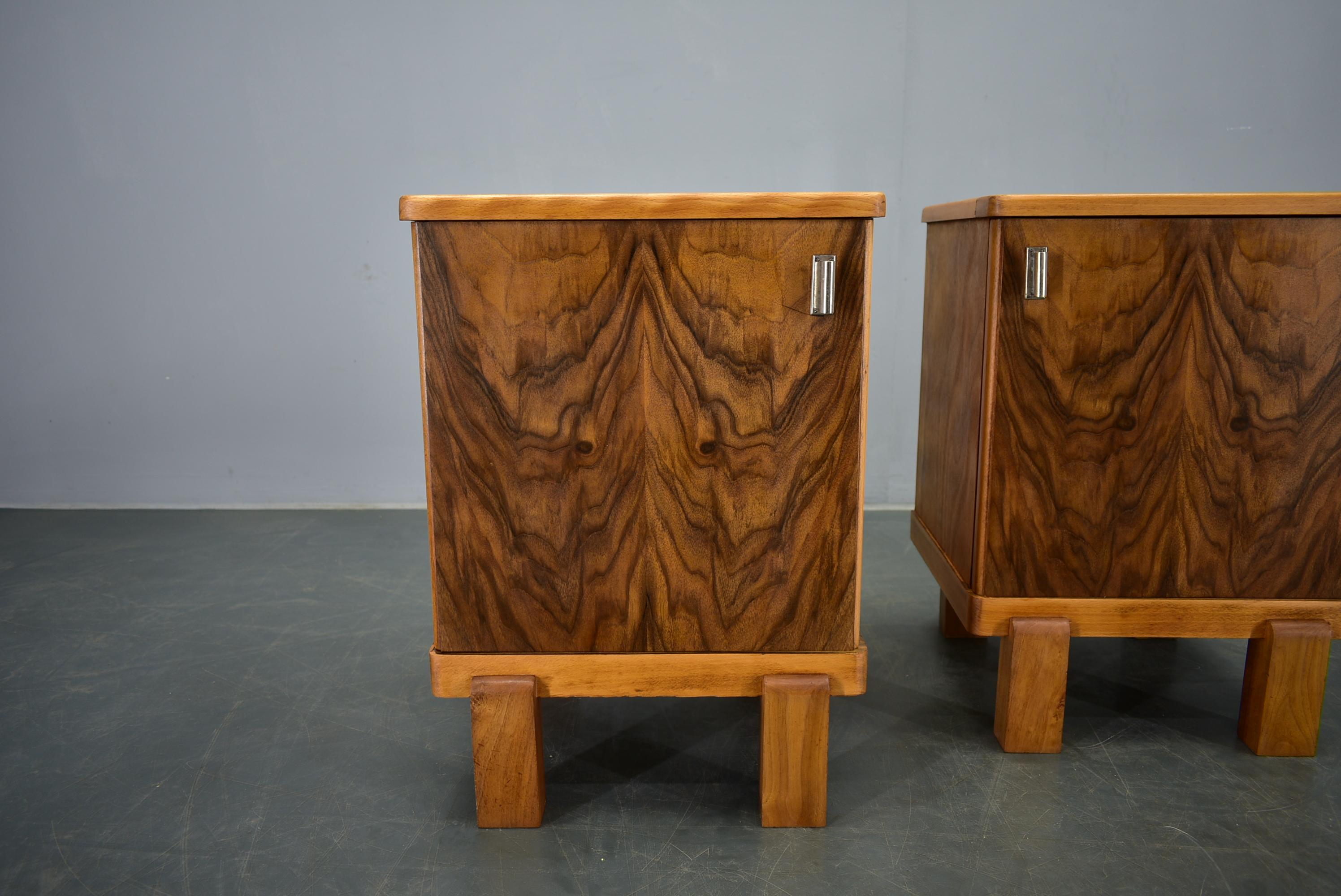 Pareja de raras mesillas de noche Art Decó de los años 1935, Checoslovaquia mediados del siglo XX en venta