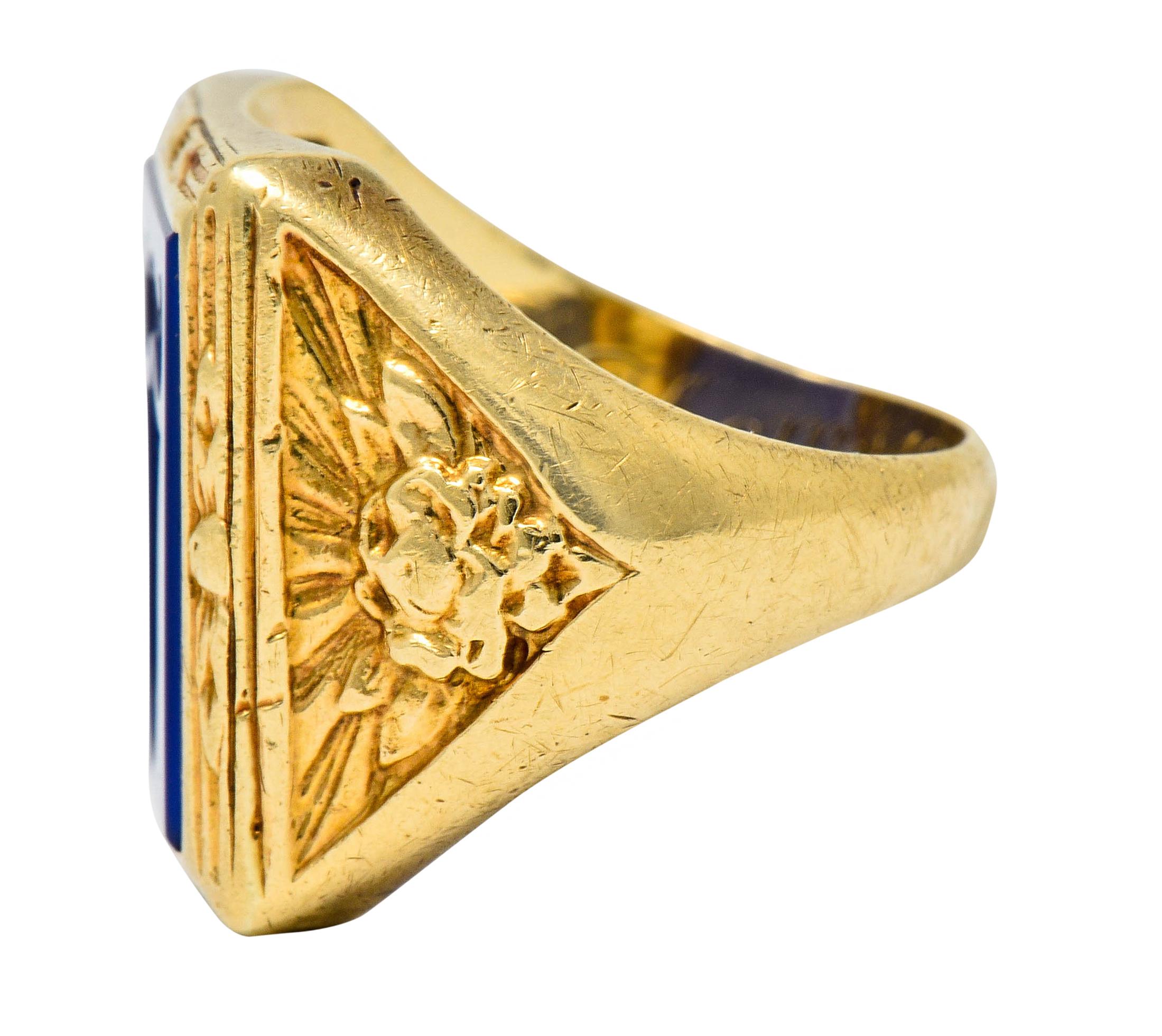 1936 Art Deco Blue Chalcedony 14 Karat Gold Unisex Heraldry Signet Ring In Excellent Condition In Philadelphia, PA