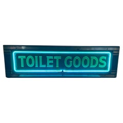 enseigne au néon Art déco 1936 "TOILET GOODS" pour boîte de pharmacie:: par Neon Products Inc.