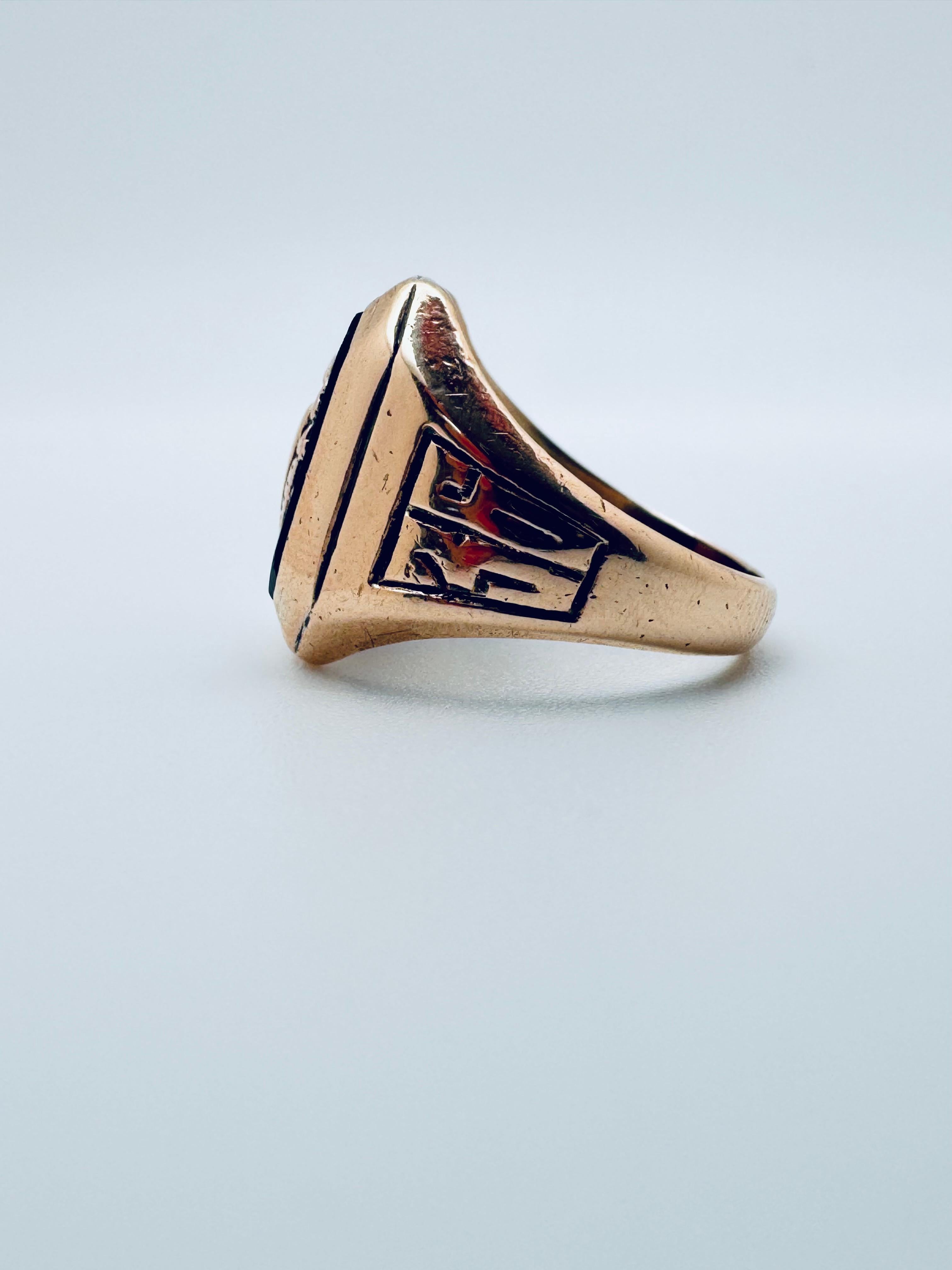 Taglio rotondo **1936 Anello di classe in oro giallo 10 carati con onice nero** in vendita