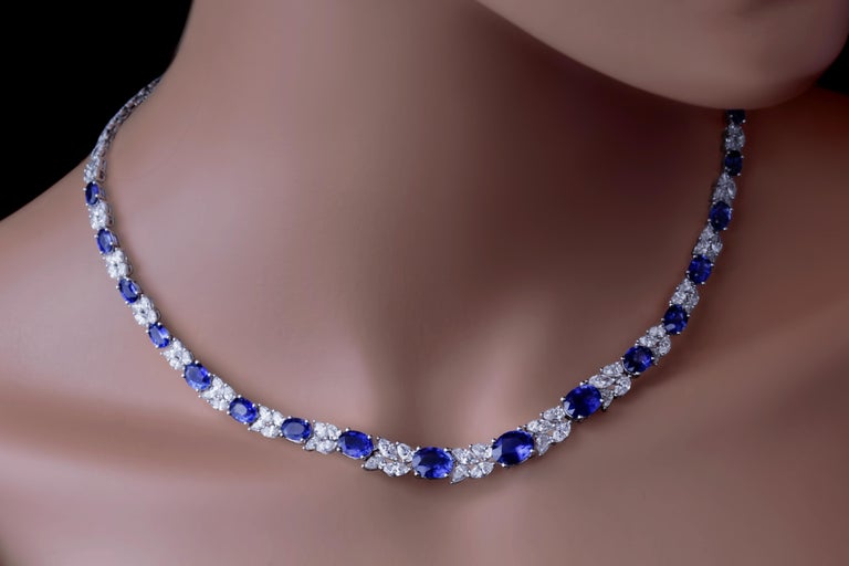19.36 Carat Oval Cut Blue Sapphire and 10.47 Carat White Diamond Luxury Necklace For Sale 1