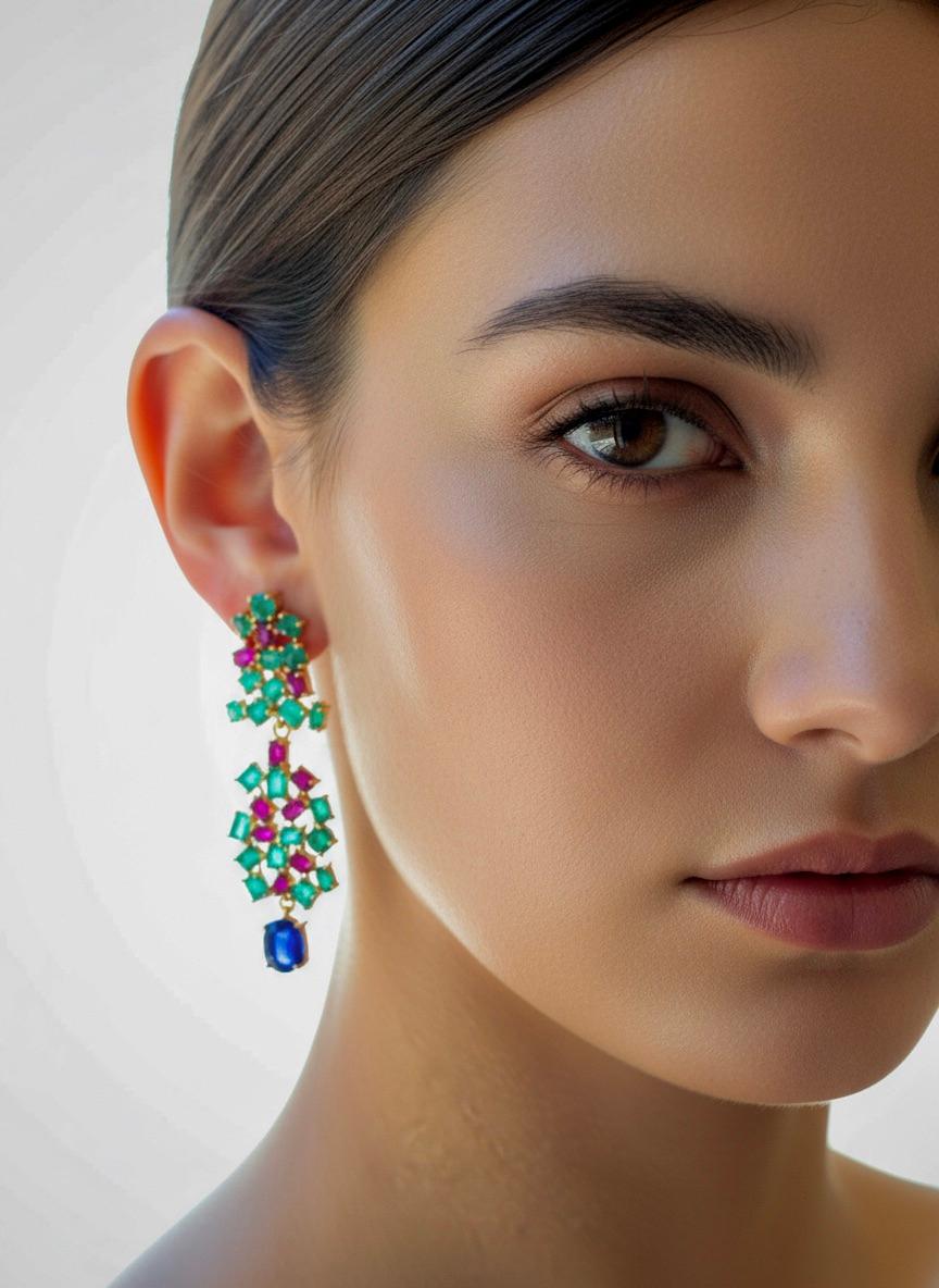Taille ovale Boucles d'oreilles chandeliers en saphir de 19,36 carats, émeraude et rubis, uniques en leur genre en vente